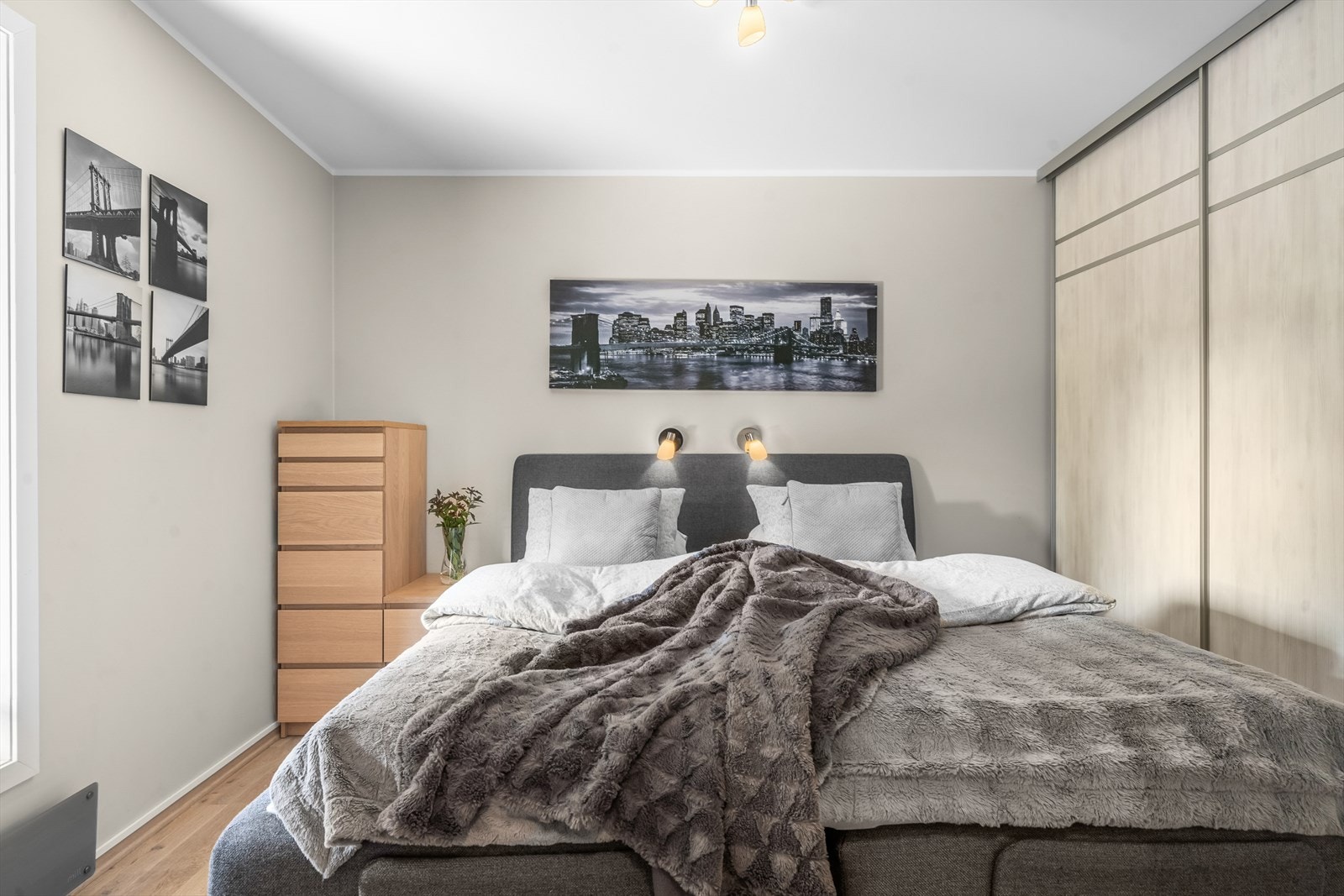 Godt med oppbevaringsplass i skyvedørsgarderobe. Galleribilde