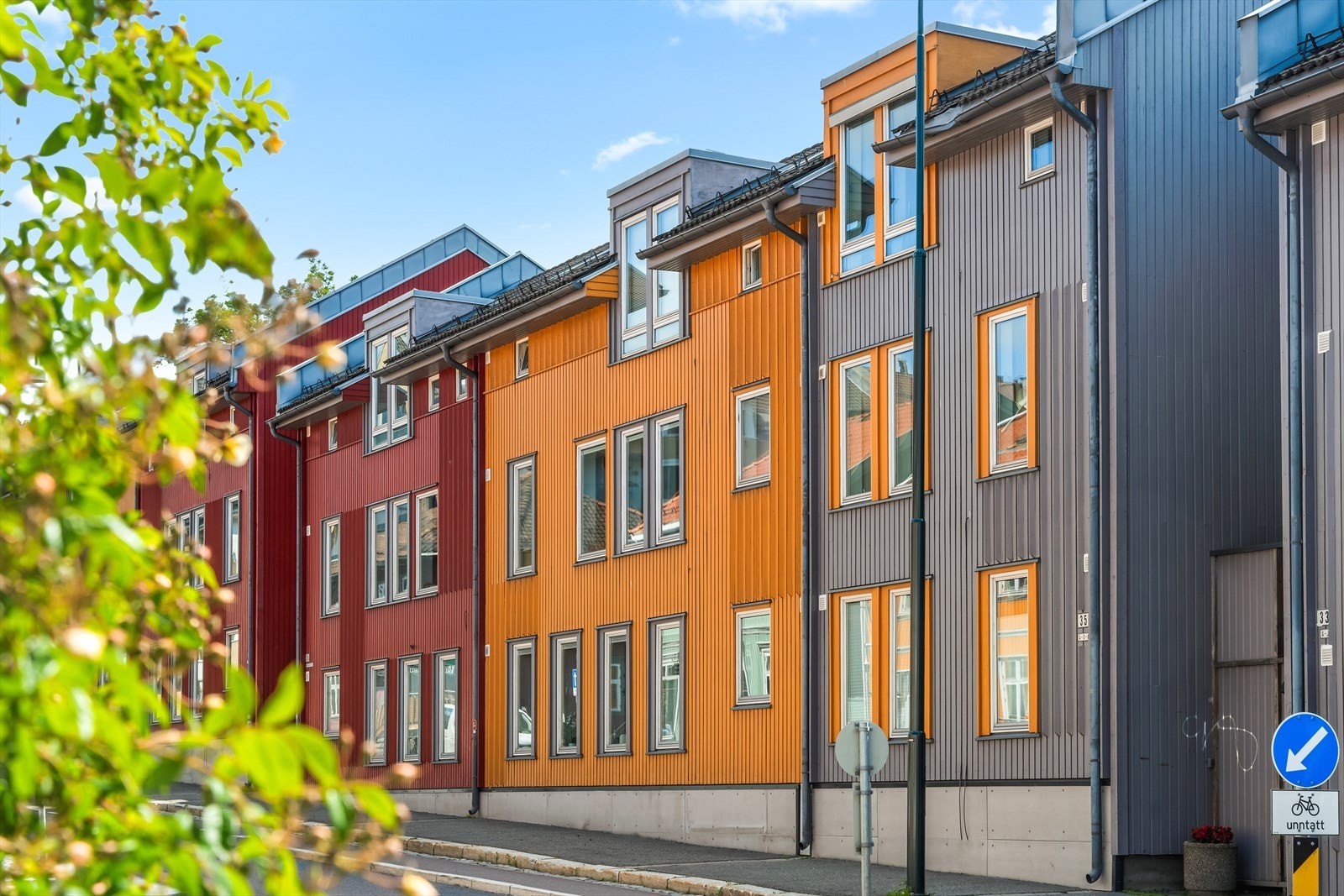 Vålerenga er et meget barnevennlig område med nærhet til skoler og barnehager. Gangavstand til Sentrum, kort vei til forretninger, treningssentre og servicetilbud. Galleribilde
