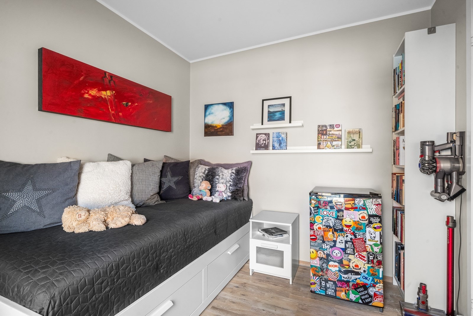 Plass til både garderobe og seng. Galleribilde