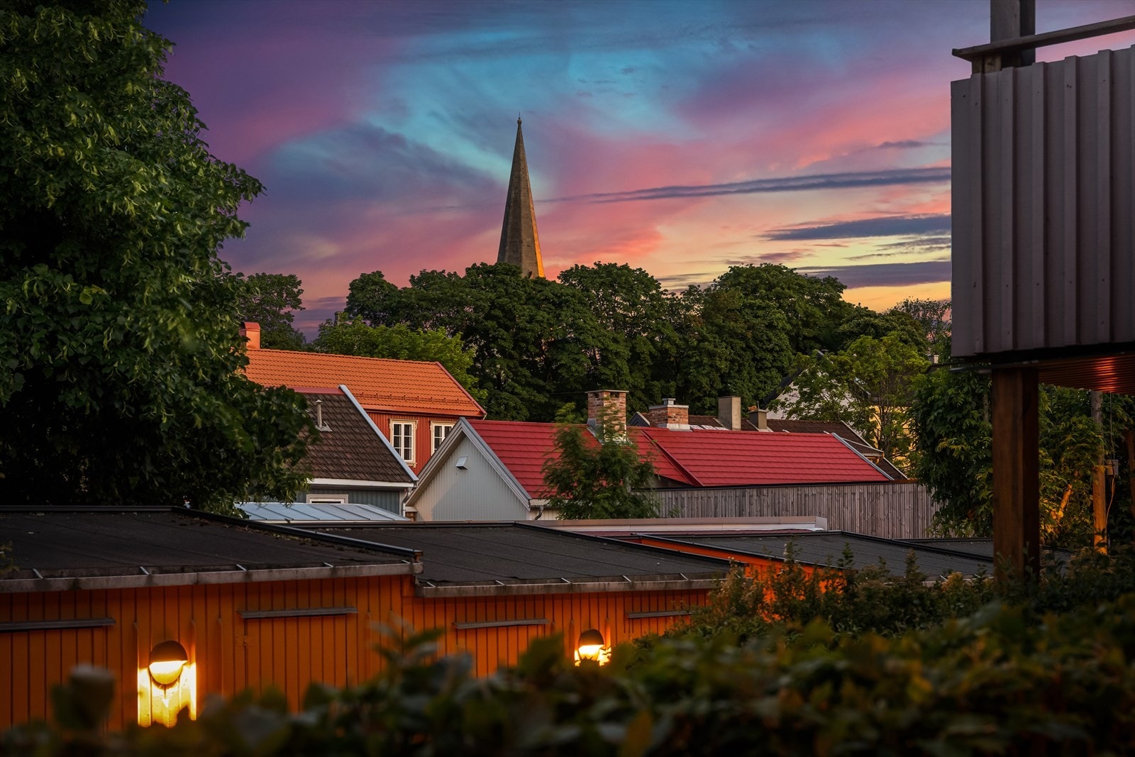 Hyggelig utsyn utover den idylliske trehusbebyggelsen på Vålerenga. Bygget ligger omtrent der Jordal, Vålerenga og Kampen møtes. Galleribilde