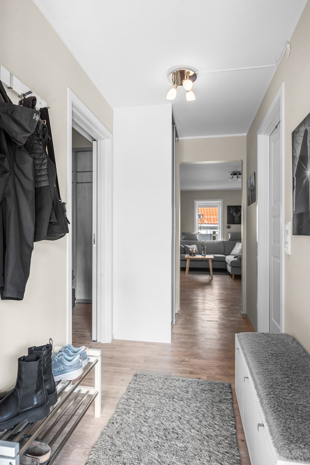 Gang med skyvedørsgarderobe samt klesoppheng. Galleribilde