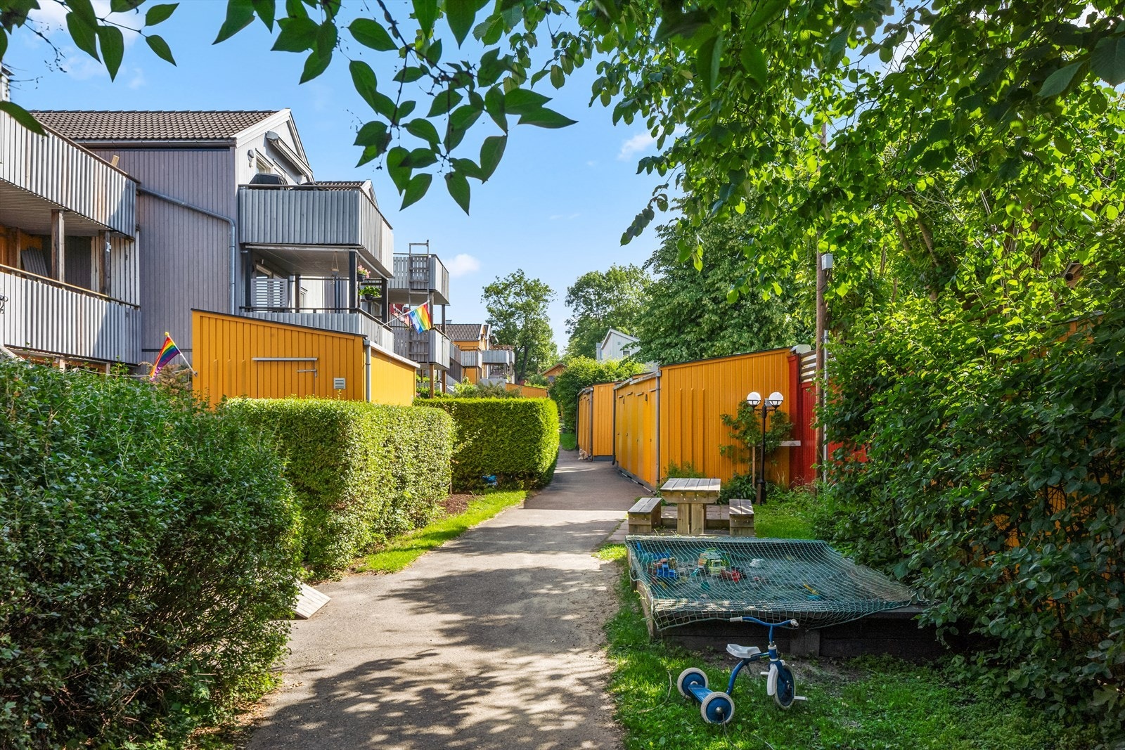 Rett ved disponeres bod i bodrekke. I tillegg lekeplass, sittegrupper og hyggelige gangstier. Galleribilde
