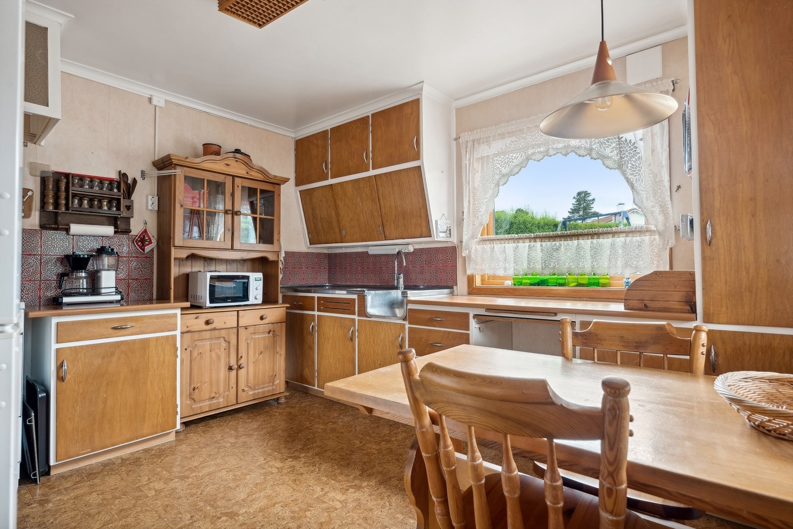 Kjøkkenet er fra byggeår, og er fra Bjerks Trevare med slette eikefronter og benkeplaten er av stål og laminat. Galleribilde