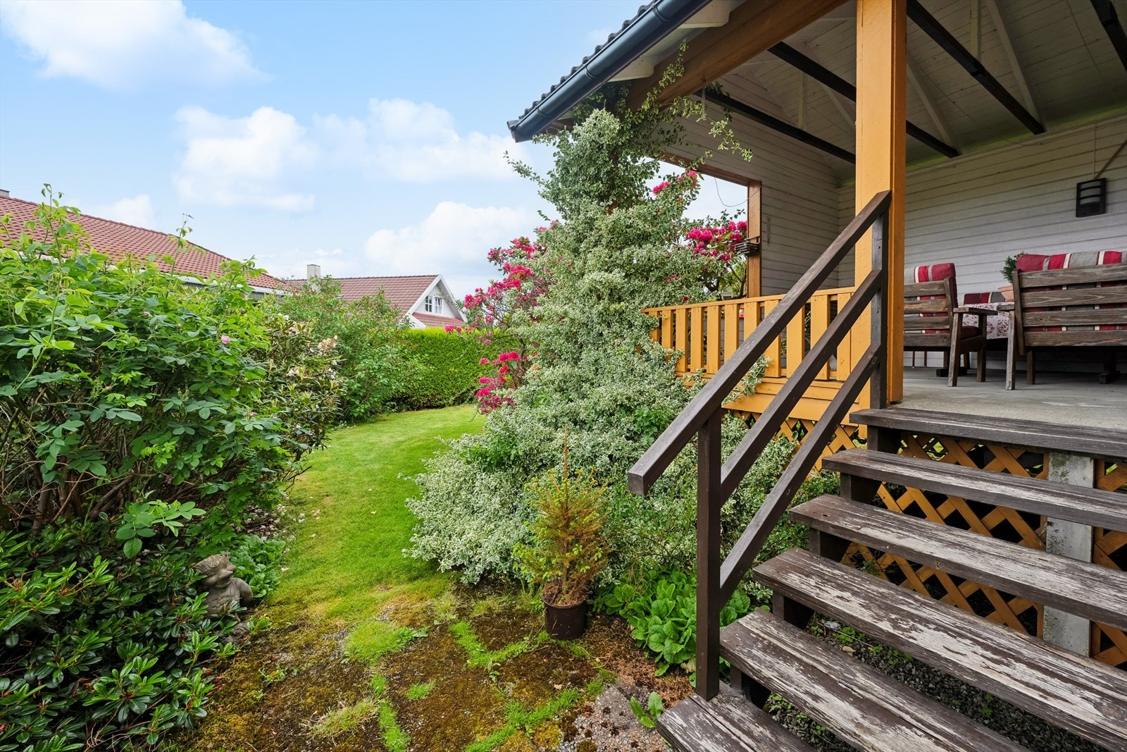 I tilknytting til huset har man også en overbygget terrasse med god plass til sittegruppe. Galleribilde