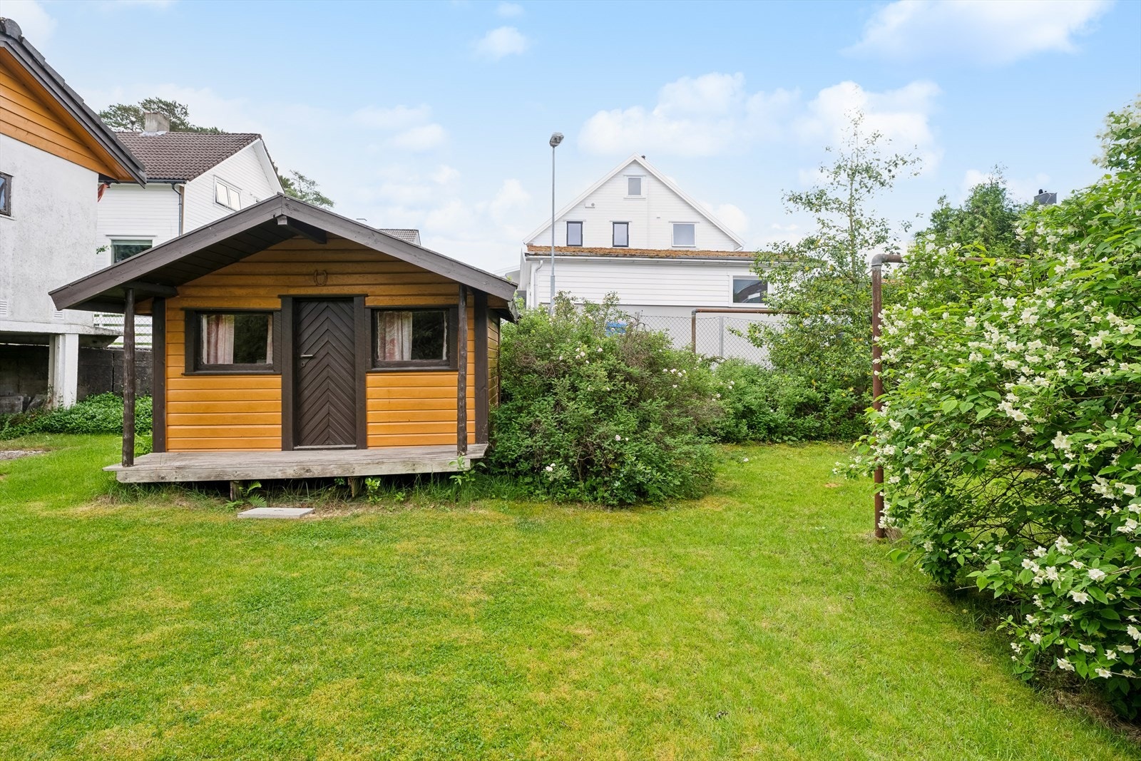 På tomten er der også bygget en lekehytte som står i stil med boligen. Galleribilde