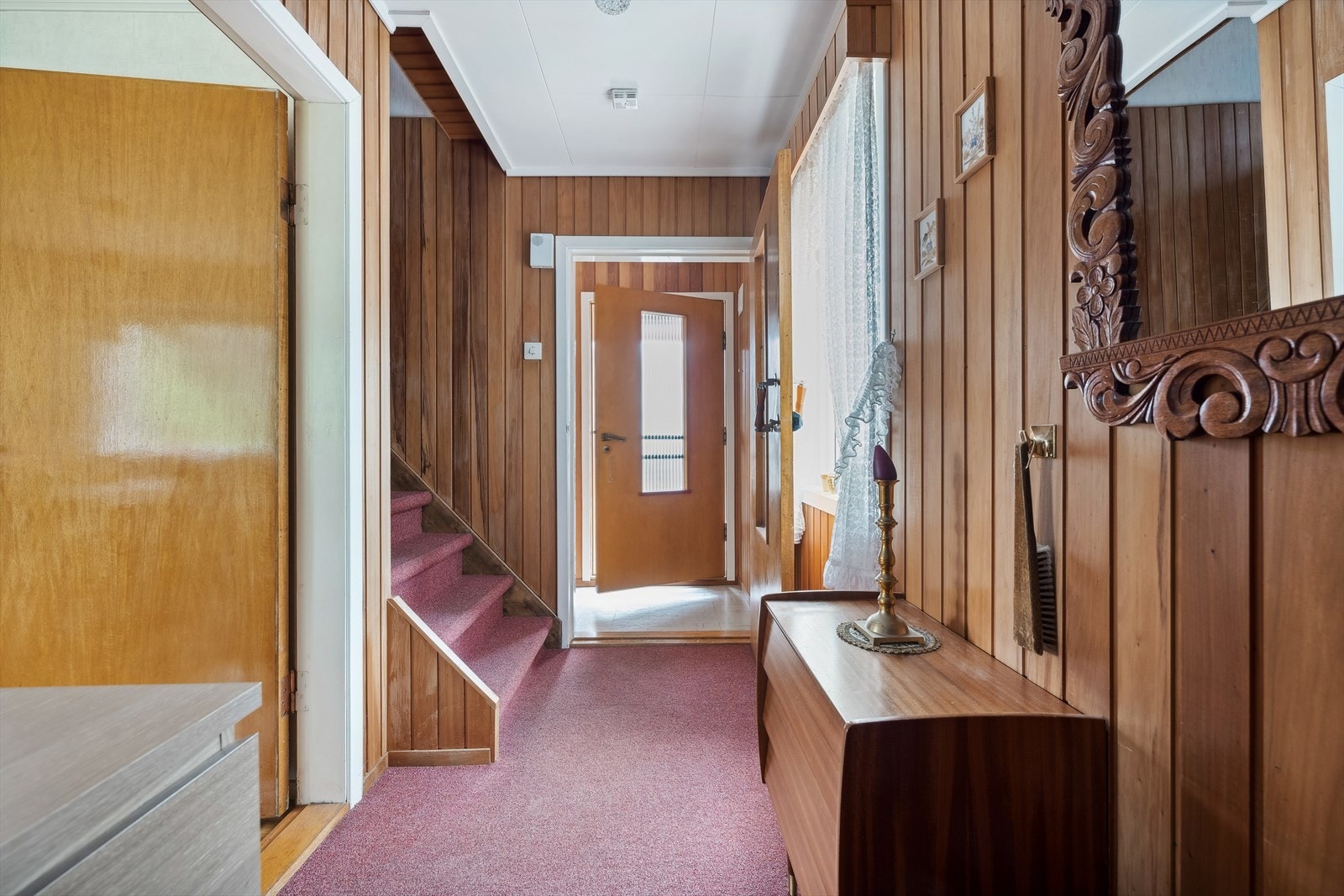 Man kommer inn i en romslig entrè og gang med plass til å henge fra seg både yttertøy og sko. Galleribilde