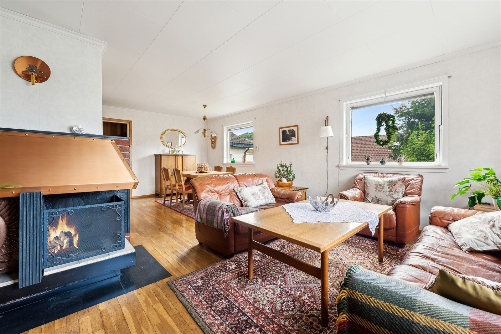 Stuens løsning gir rom for å møblere i flere soner med både salong og spisegruppe. Galleribilde