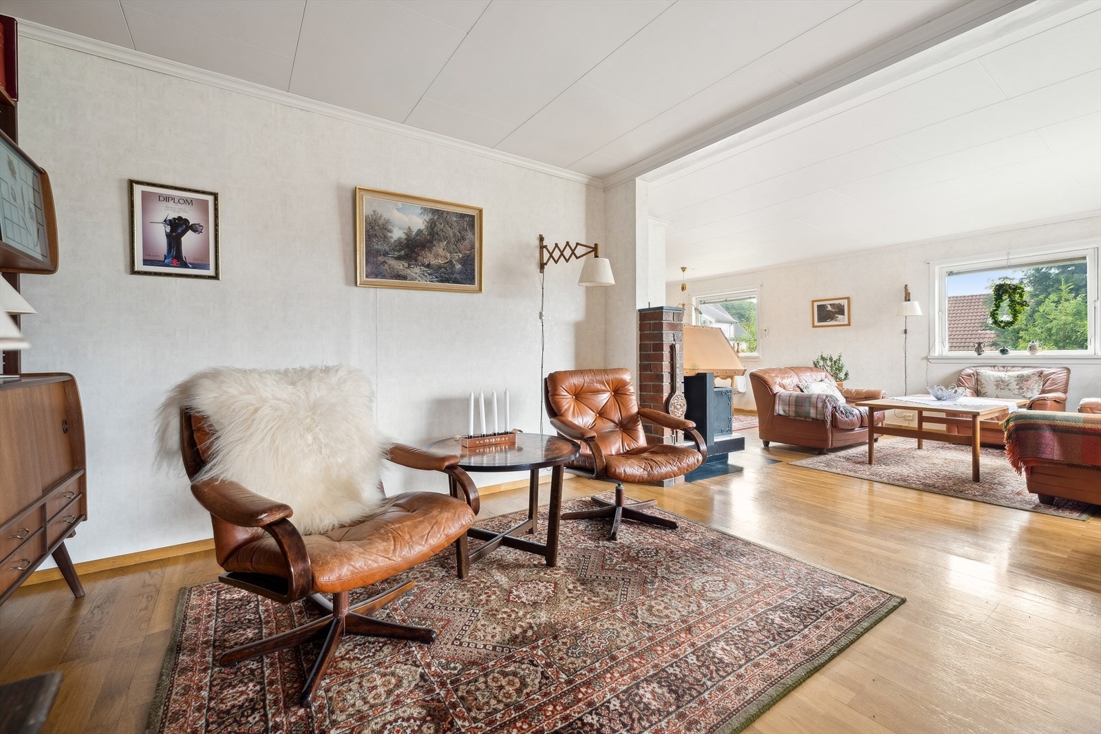 Stor og lys stue med store vindusflater som slipper inn rikelig med dagslys. Galleribilde