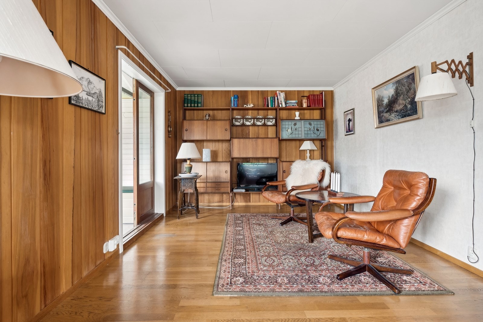 Fra stuen har man tilkomst til boligens uteområde. Galleribilde