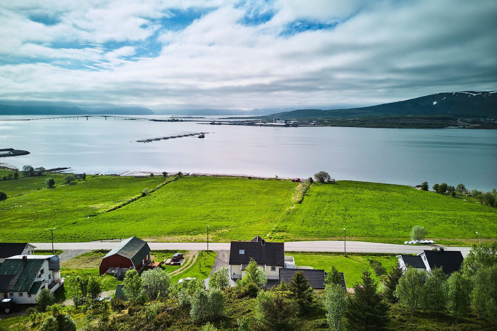 Eiendommen ligger fritt til på Sandnes, ca 9 km fra Stokmarknes sentrum. Galleribilde