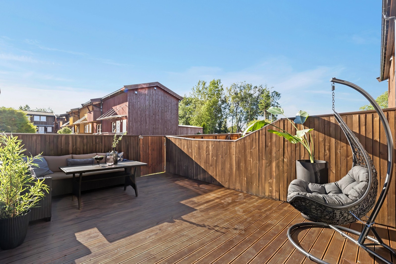 Fra kjøkkenet er det utgang til en stor østvendt terrasse på 23,5kvm. Galleribilde