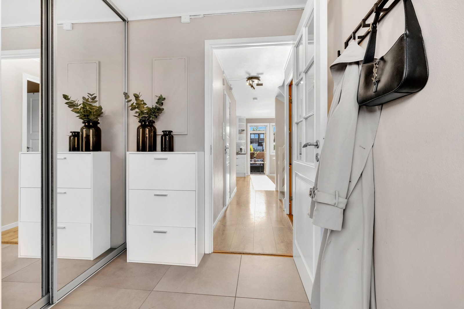 Innbydende entré med gode garderobeløsninger. Galleribilde