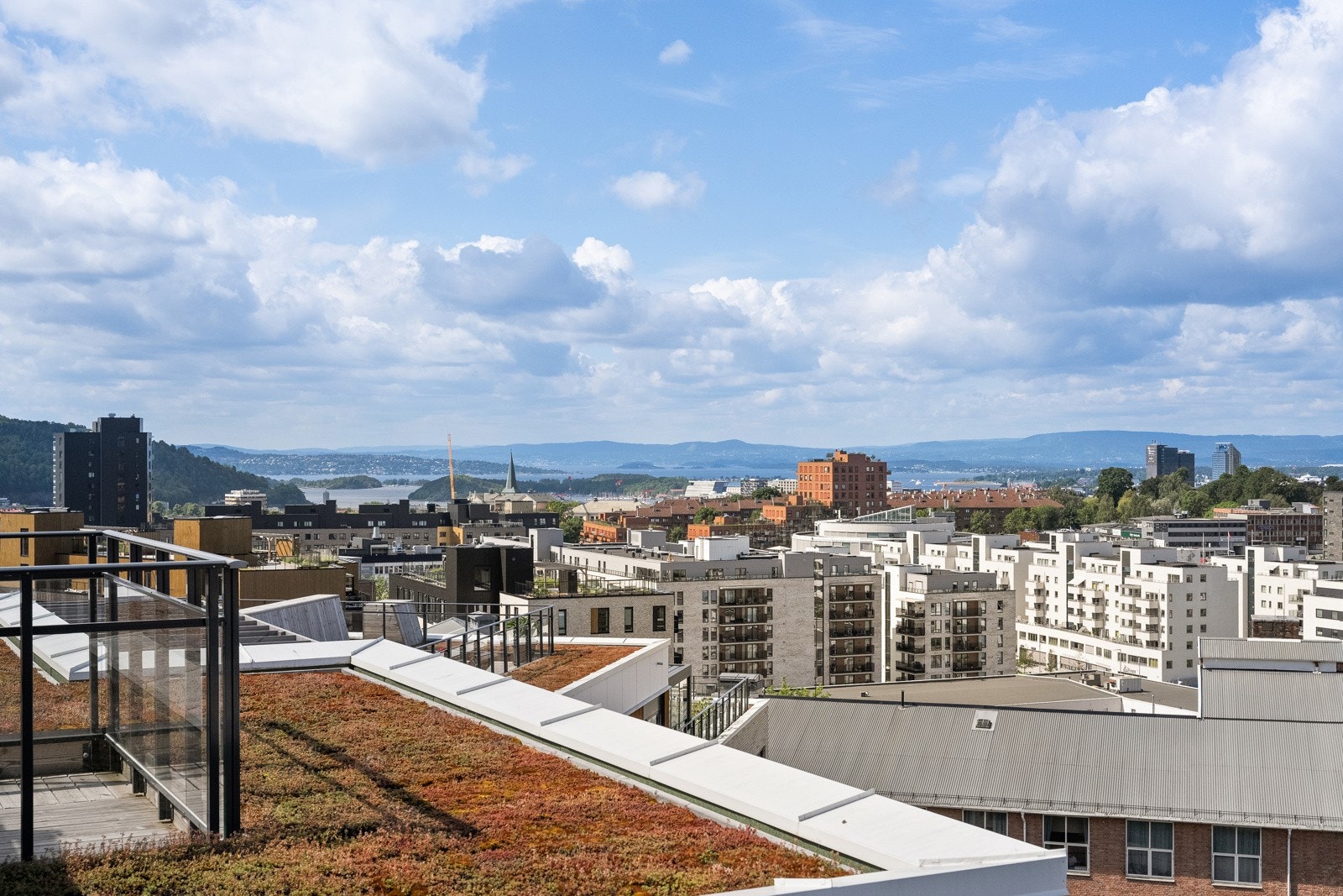 Upåklagelig utsikt fra felles takterrasse! Galleribilde