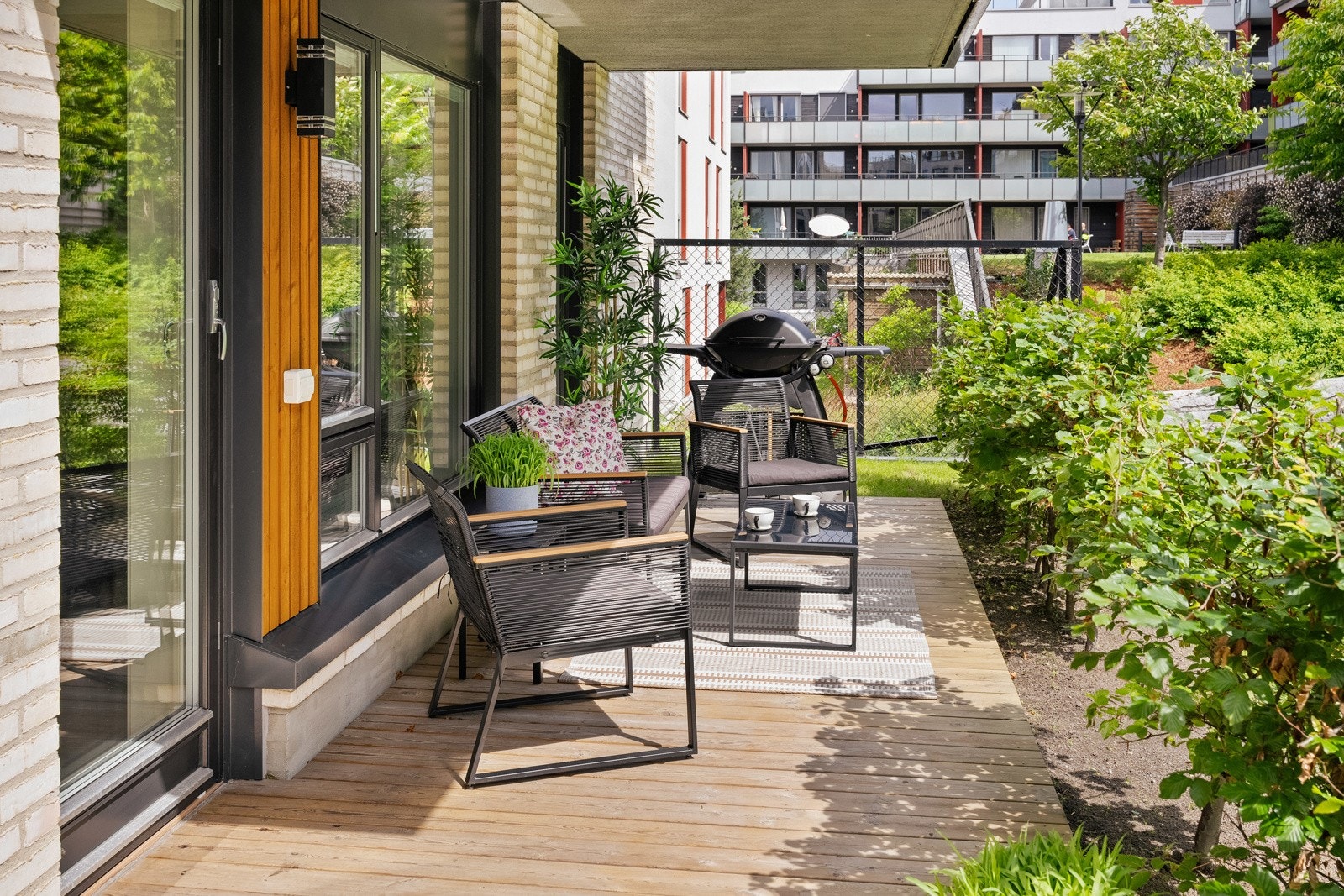 Fra markterrassen kan formiddagssolen nytes og her er god plass for både hagemøbler og grill. Galleribilde