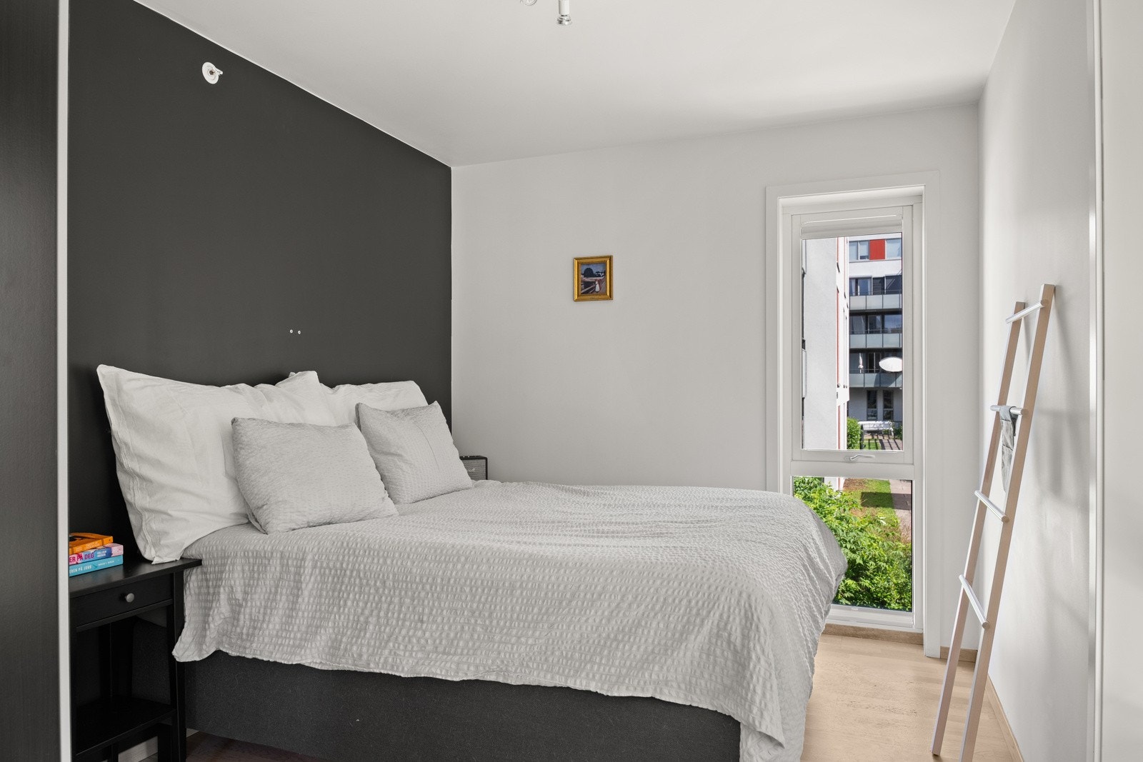 Hovedsoverommet vender mot rolig gårdsrom/indre gård og vindu på to sider gir rikelig med gjennomtrekk i sommerhalvåret. Galleribilde