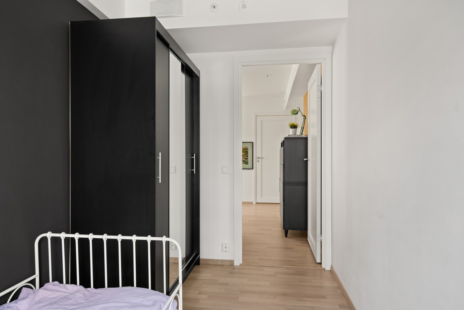 Soverom 2 vender også mot rolig gårdsrom. Galleribilde