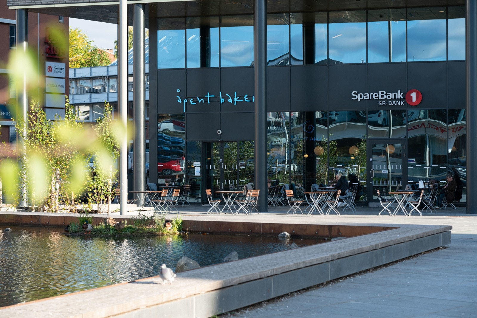 Her finner du et bredt utvalg dagligvarebutikker, bank, blomsterbutikker, asiatiske restauranter, bakeri og T-bane. Galleribilde