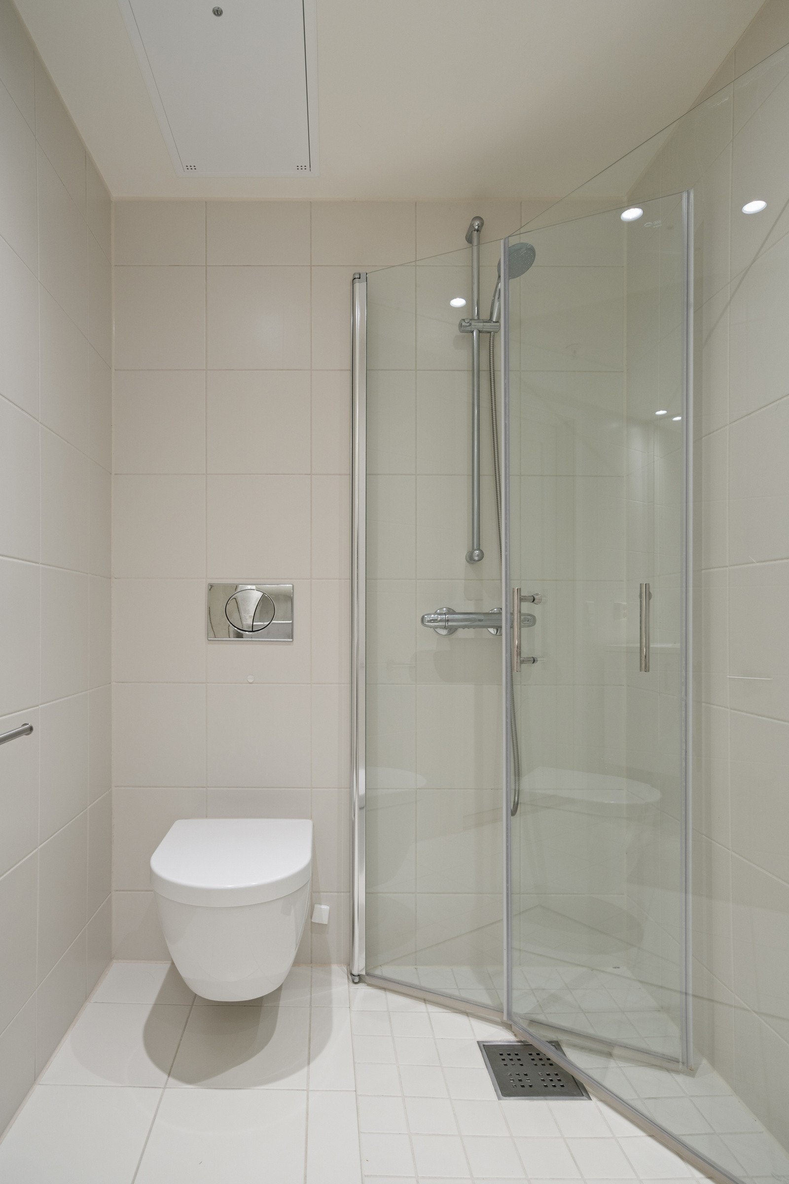Badet er innredet med vegghengt toalett, dusjnisje og... Galleribilde