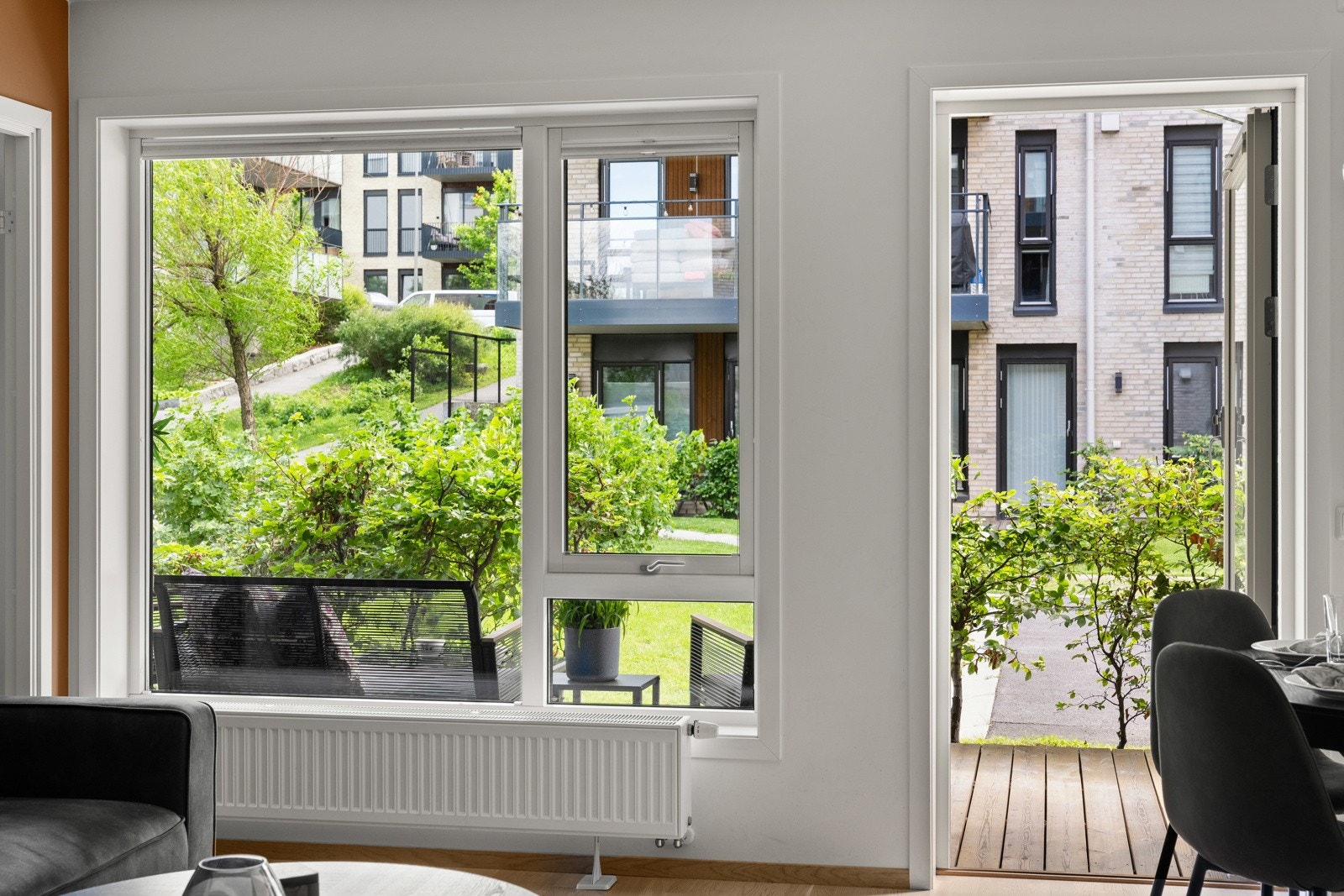 Fra leiligheten og via markterrassen har du direkte tilgang til den pent opparbeidede bakgården. Galleribilde