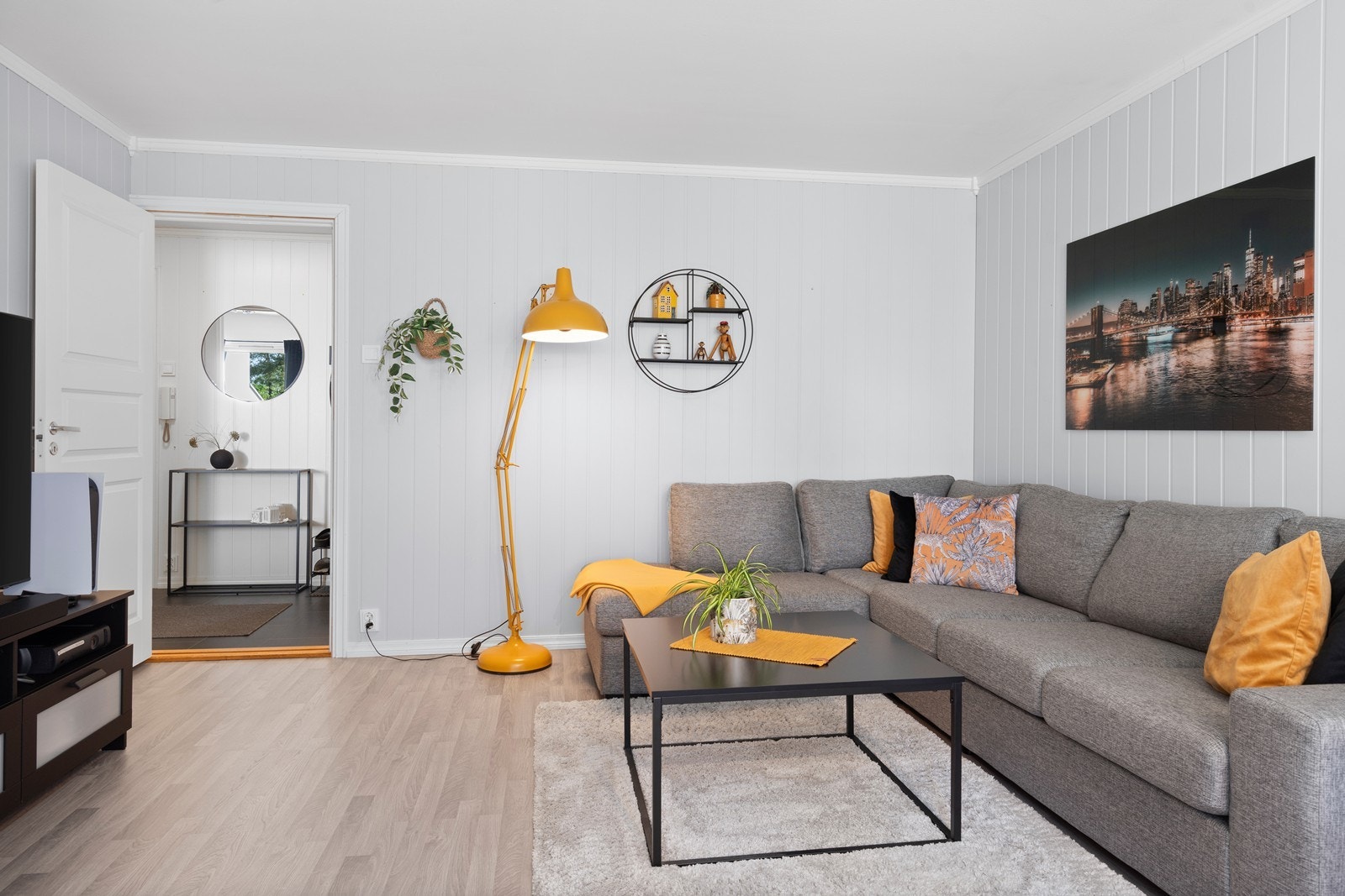 Leiligheten ligger sentralt med kort vei til skoler, barnehage, matbutikker, treningssenter. Det er gangavstand til bussholdeplass Galleribilde