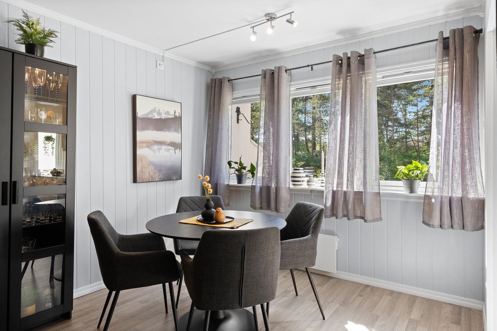 Vinduene gir godt med naturlig lysinnslipp Galleribilde