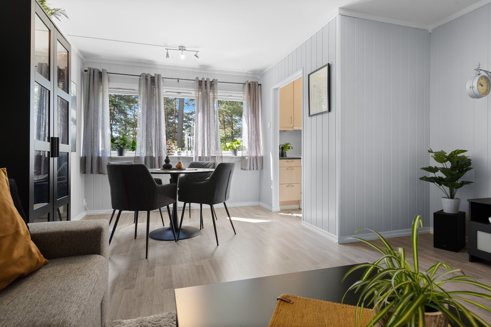 Stuen er romslig med tidsriktige farge- og materialvalg på både gulv og vegger Galleribilde