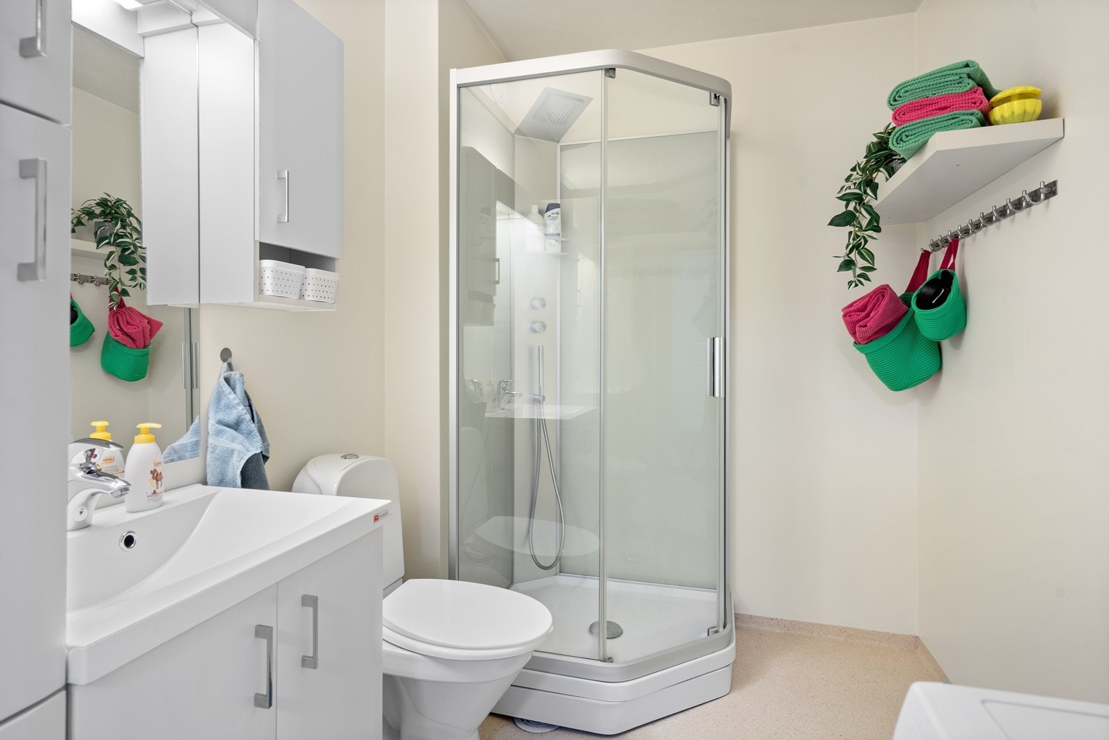 Badet har en enkel og praktisk adkomst fra entreen Galleribilde