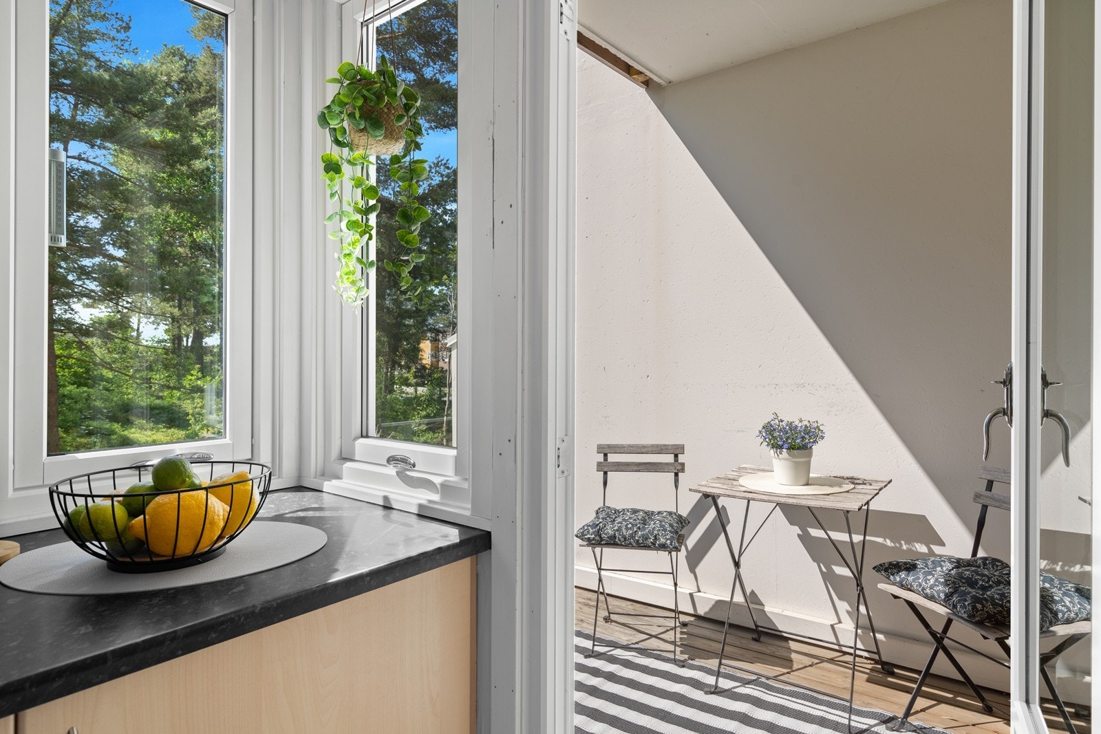Fra kjøkkenet er det adkomst til en solrik og skjermet terrasse Galleribilde