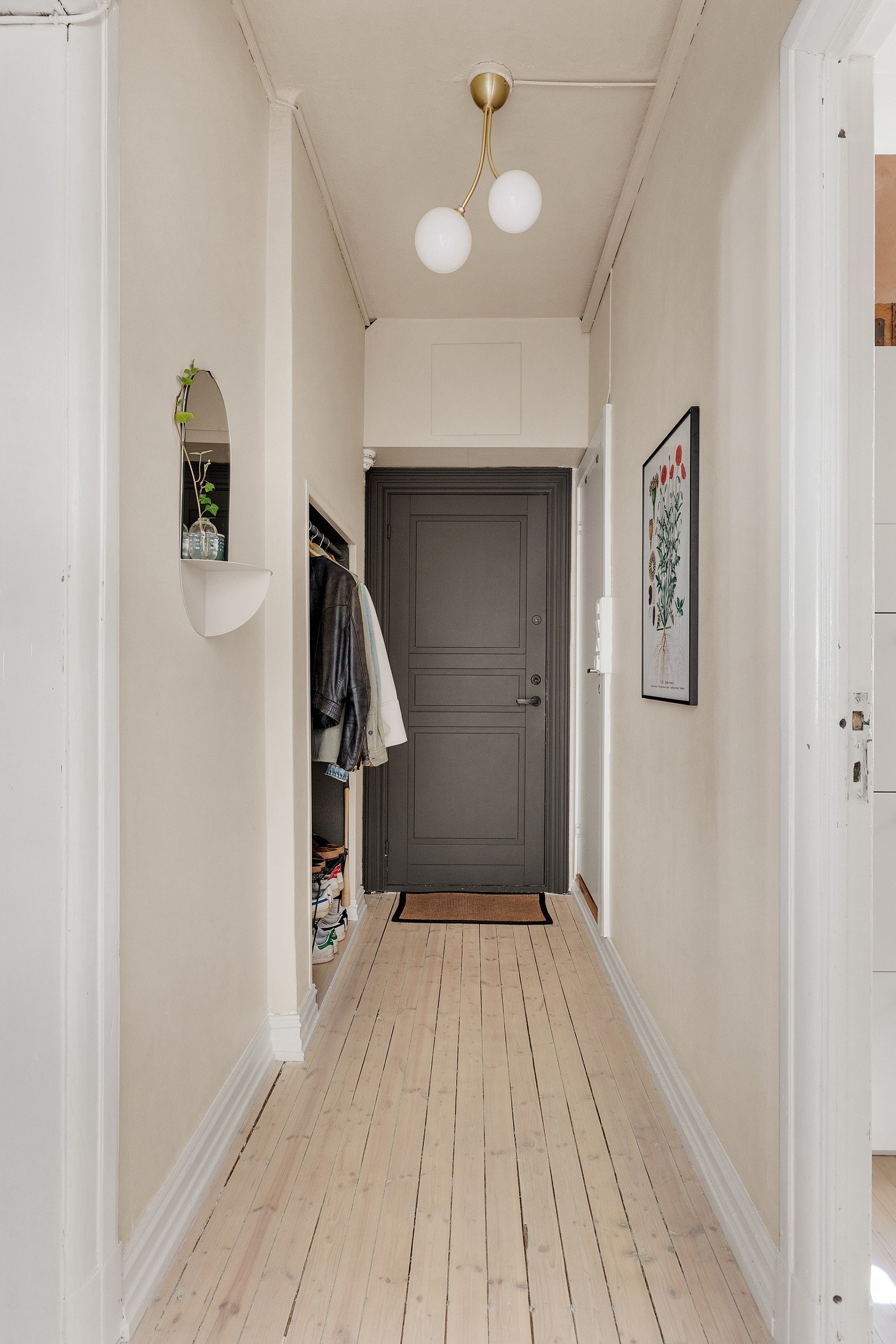 Det er god plass for avheng av yttertøy og sko. Galleribilde