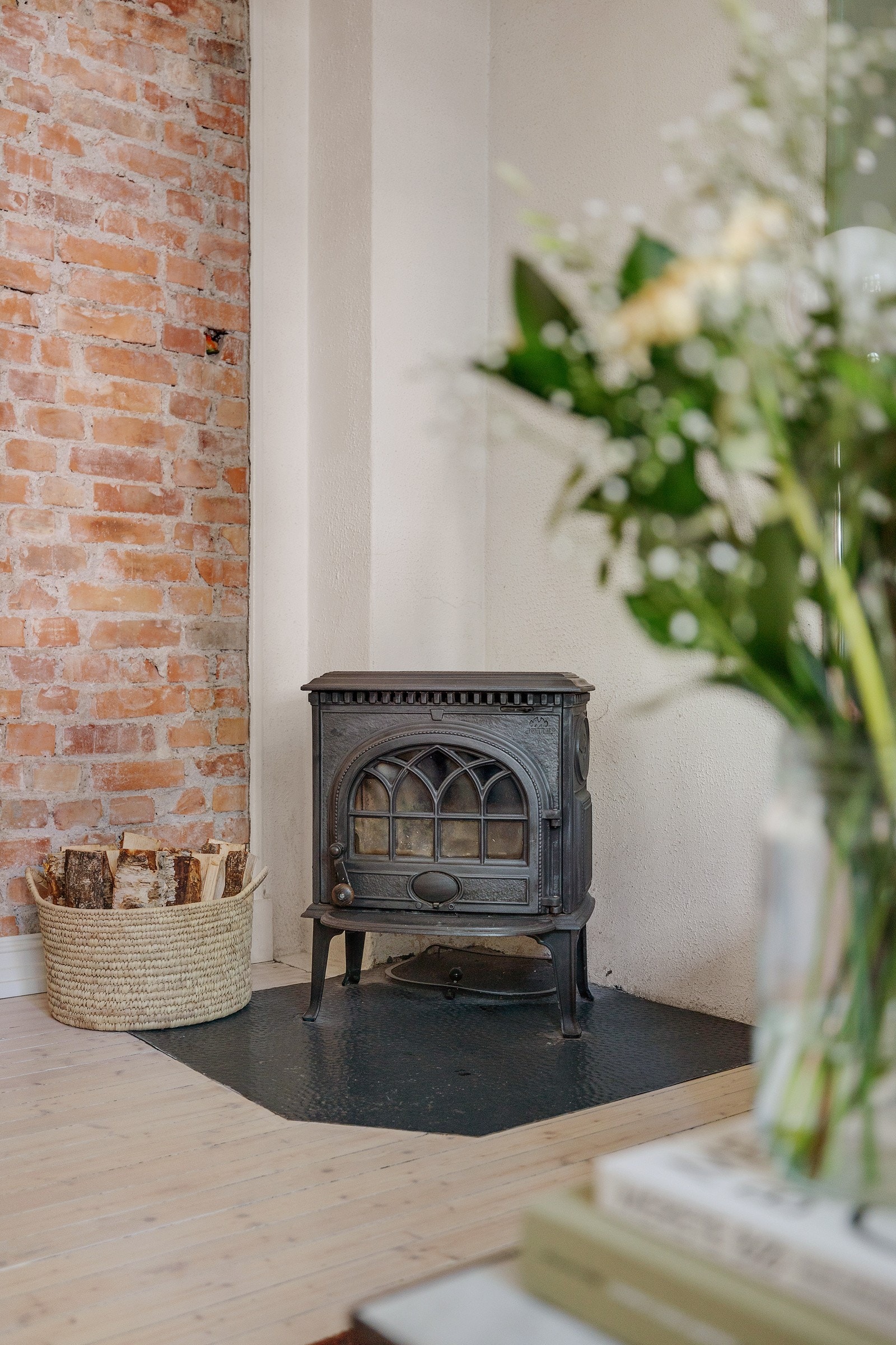 Stuen er utsmykket med en flott peisovn som gir godt med varme på kjølige dager. Galleribilde