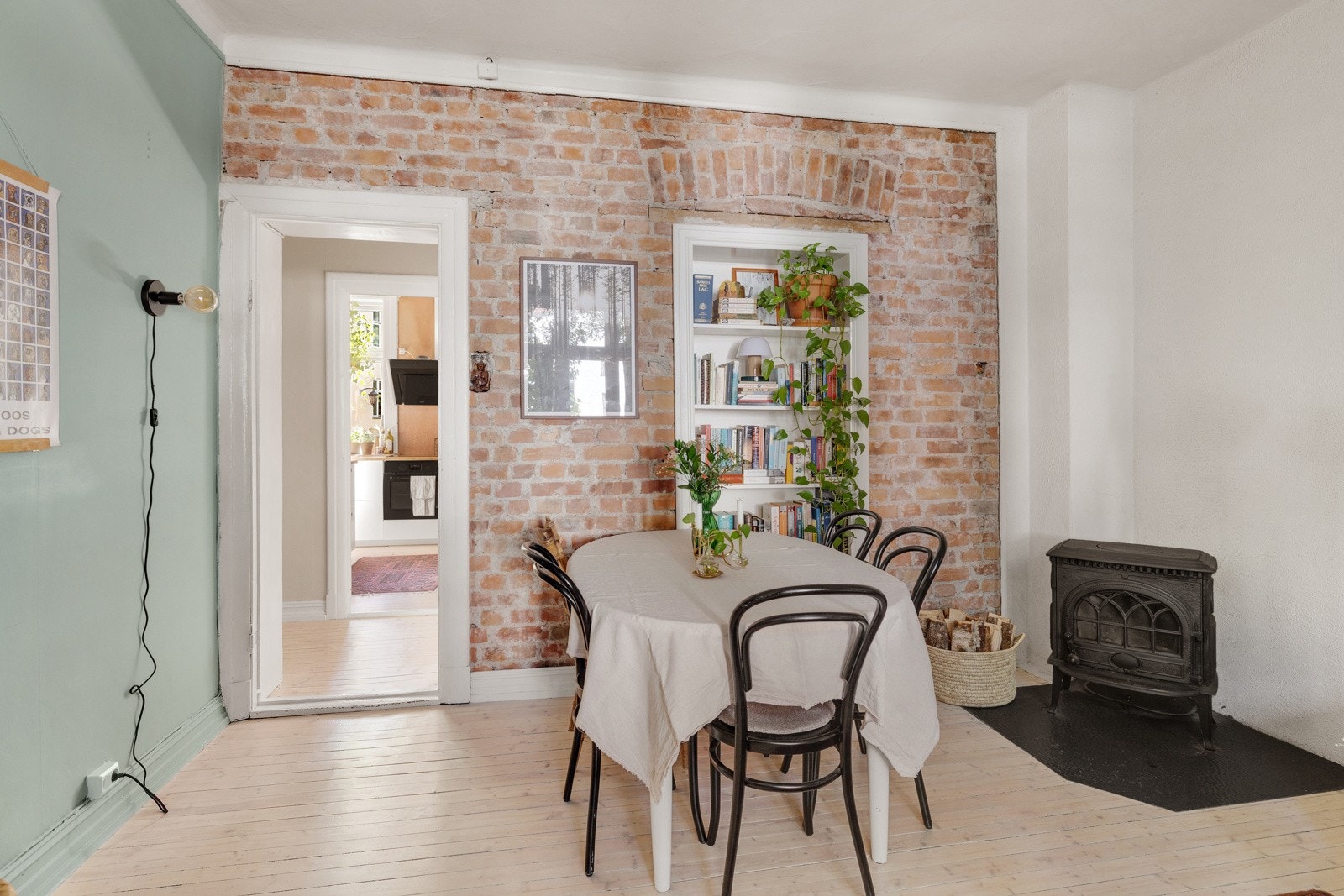 Sjarmerende teglesteinsvegg i stue som gir boligen et unikt særpreg. Galleribilde