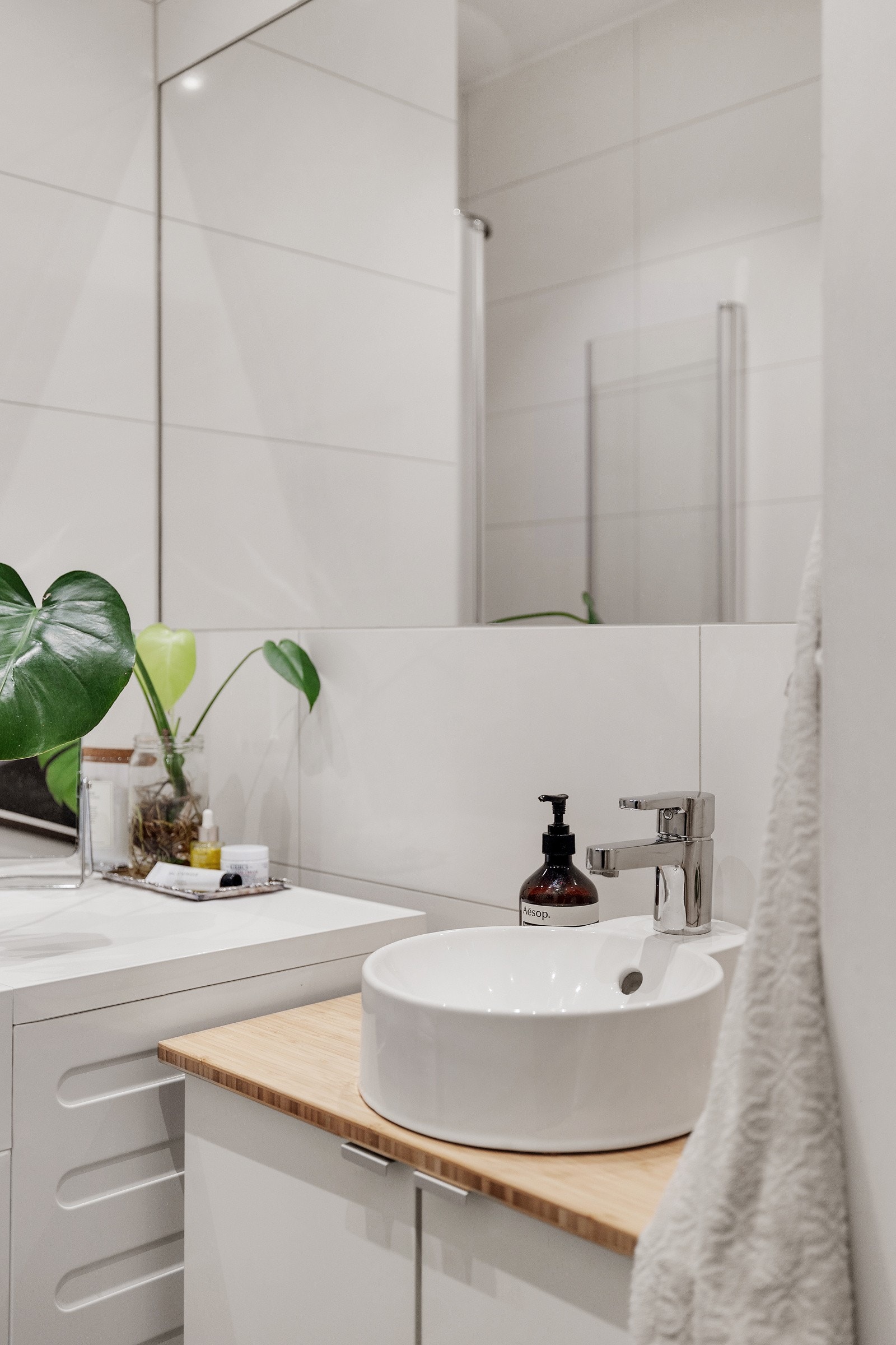 Flott og moderne baderomsinnredning med fin servantbolle på vegghengt servantskap. Galleribilde