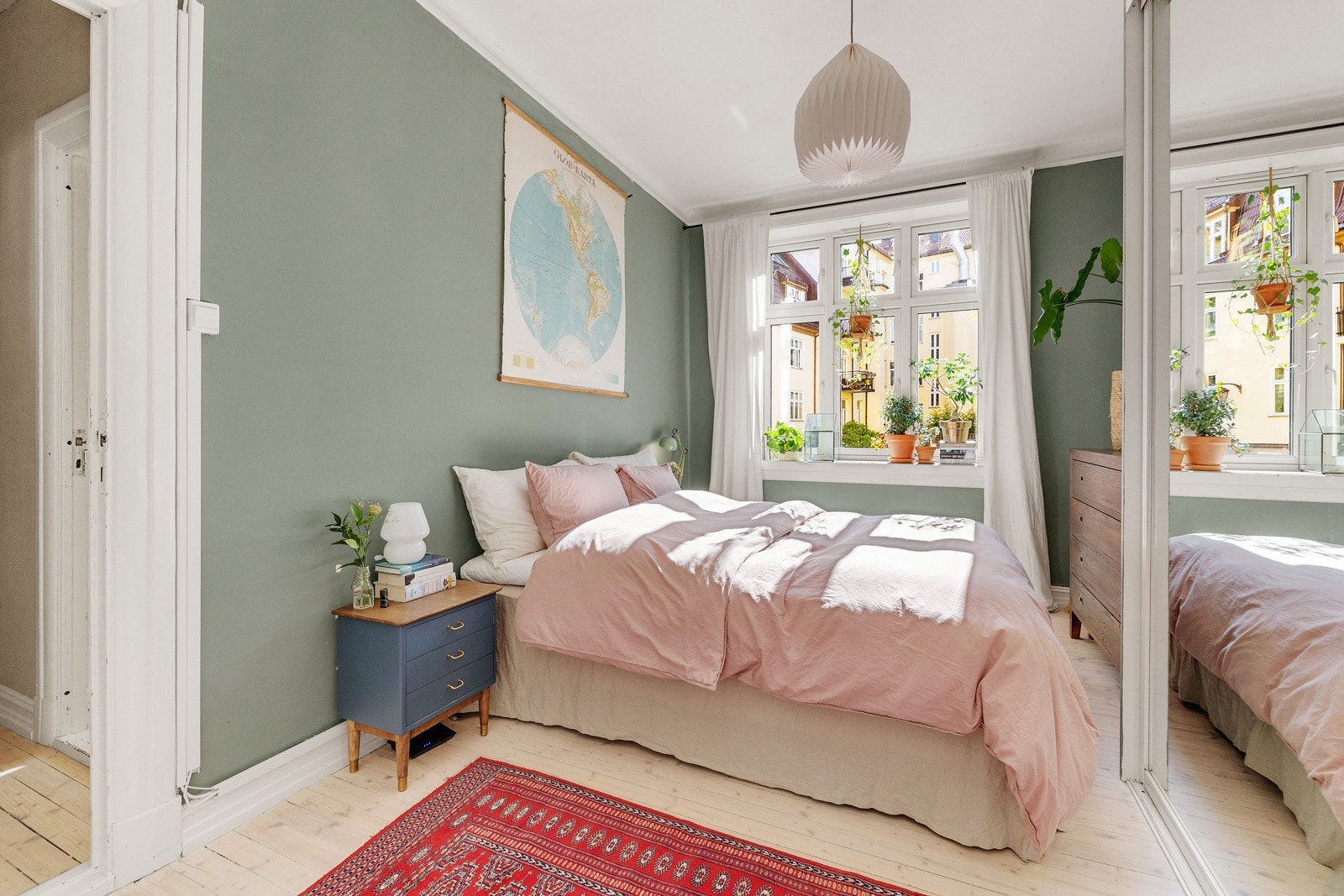 Vegger er malt i en behagelig grønntone. Galleribilde