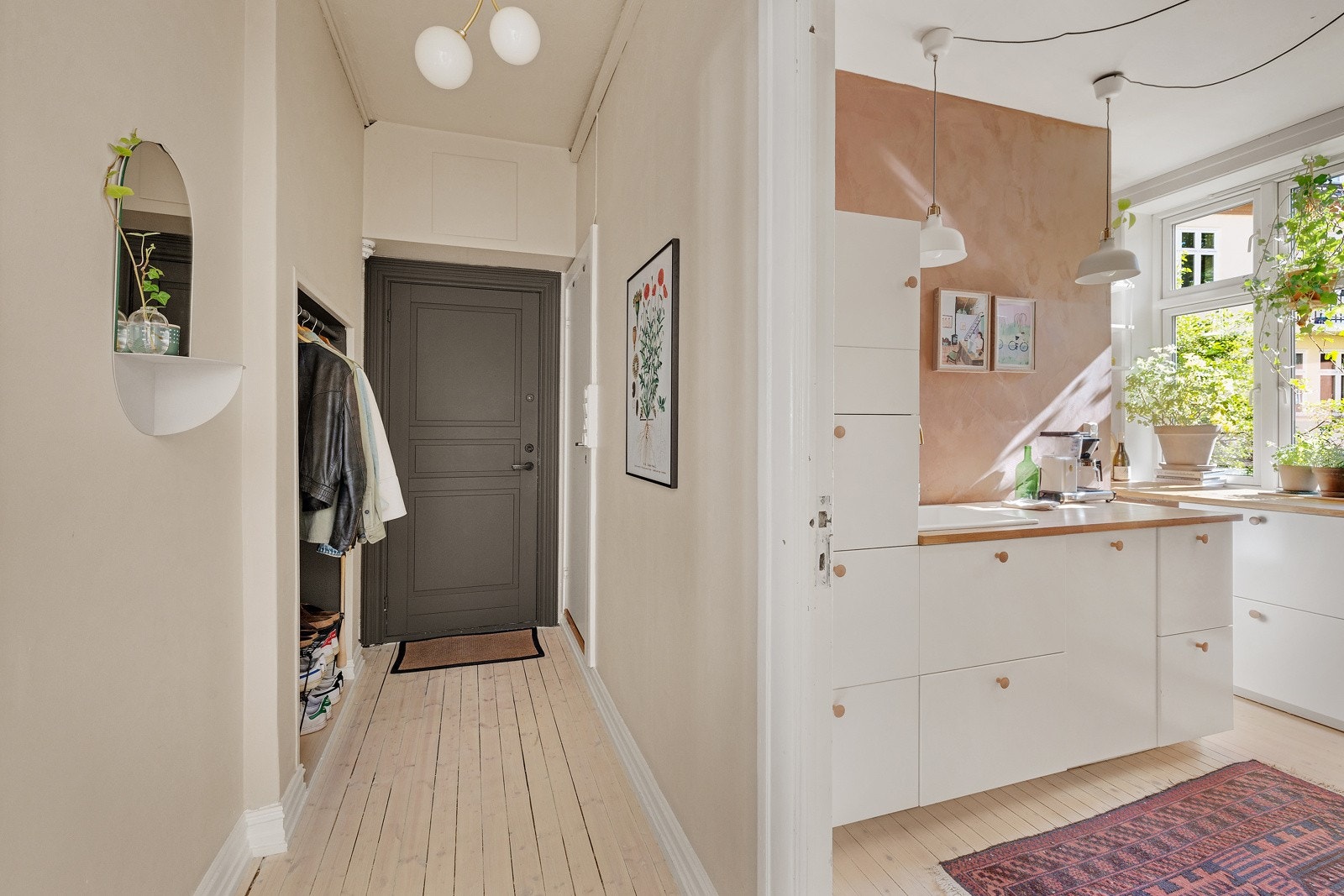 Alle rom er malt i forskjellige fargetoner som gir boligen et stilfullt uttrykk. Galleribilde