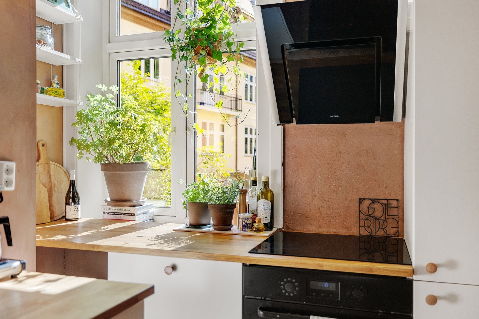 Meget koselig og pent kjøkken med glatte fronter og heltre benkeplate. Galleribilde