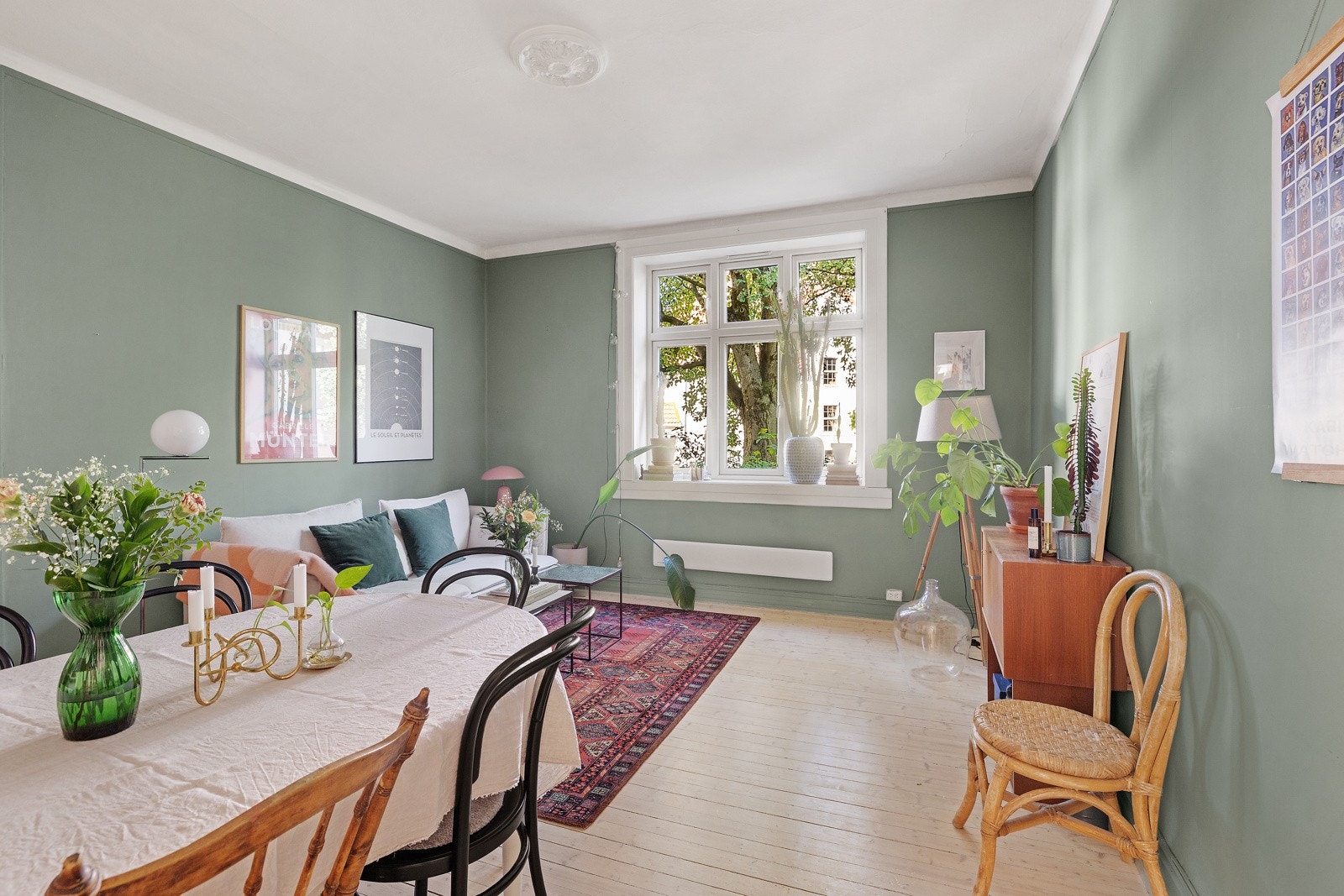 Lys og innbydende stue med flotte fargevalg på vegger og originale furugulv (slipt og lakket). Galleribilde