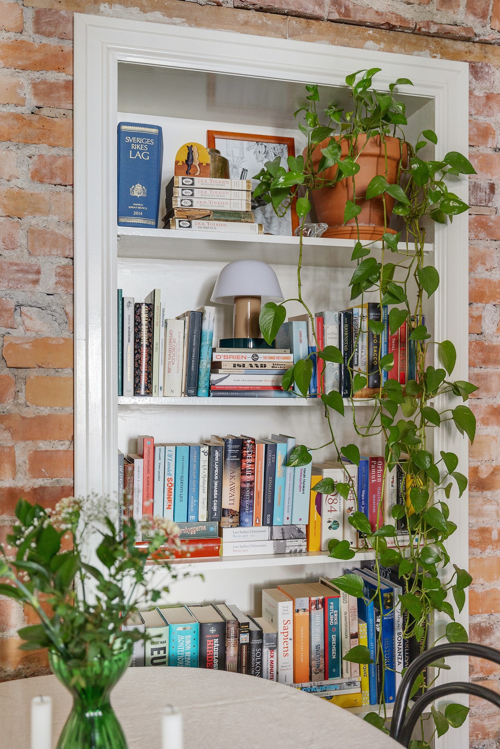 Smart, plassbygd hylleløsning i vegg. Galleribilde