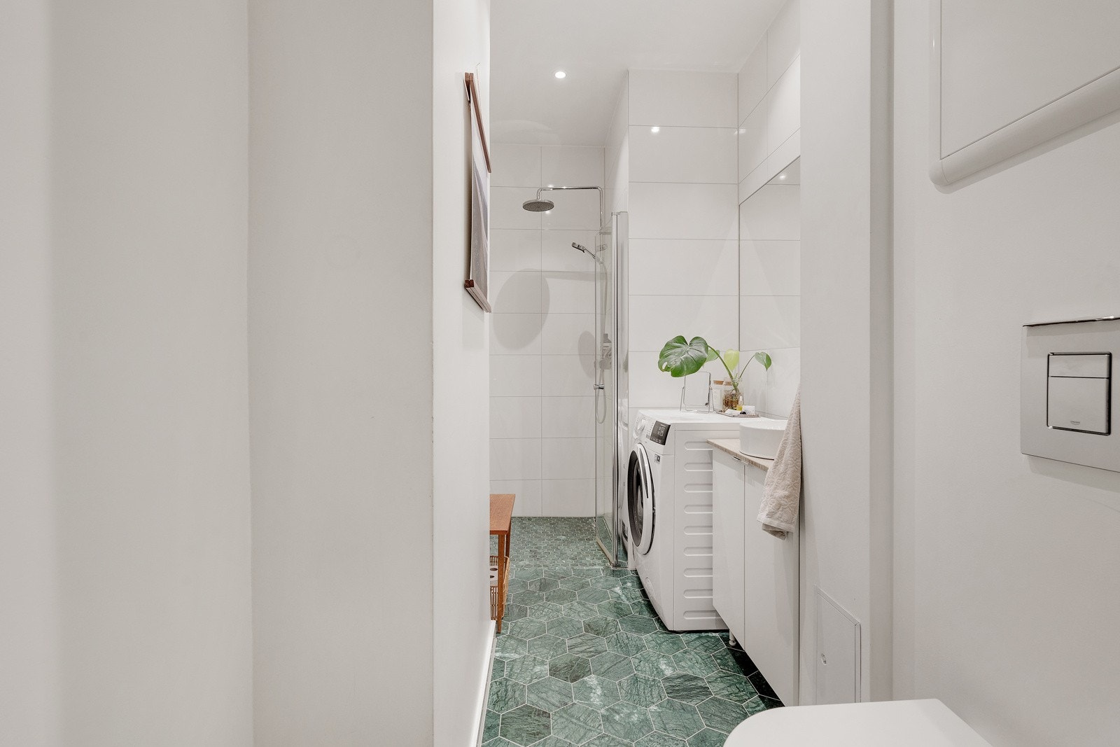 Lekkert flislagt bad store hvite fliser på vegger og unike grønne gulvfliser. Galleribilde