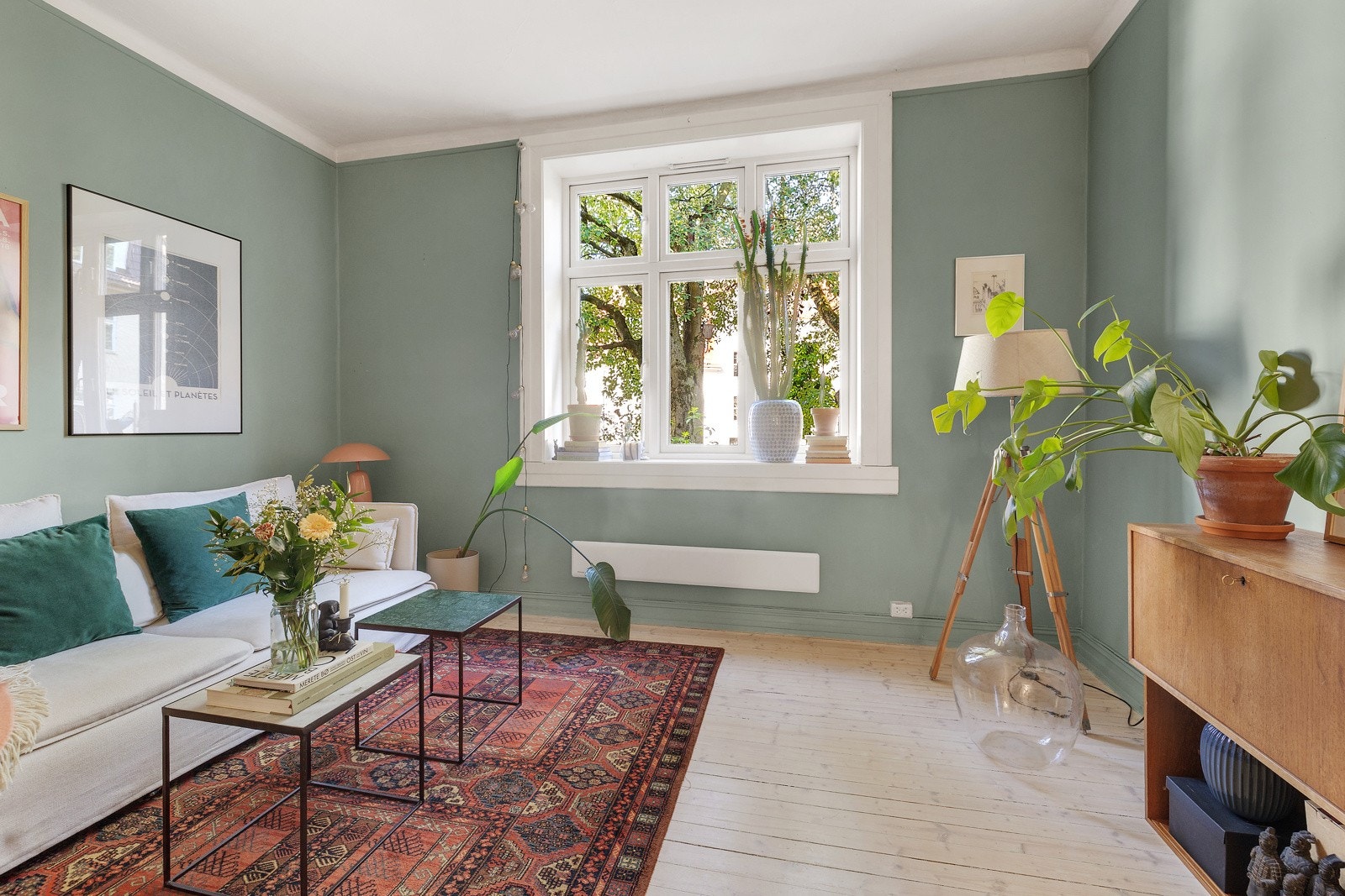 Stuen har store vindusflater som slipper inn rikelig med sollys og skaper en lun atmosfære. Galleribilde