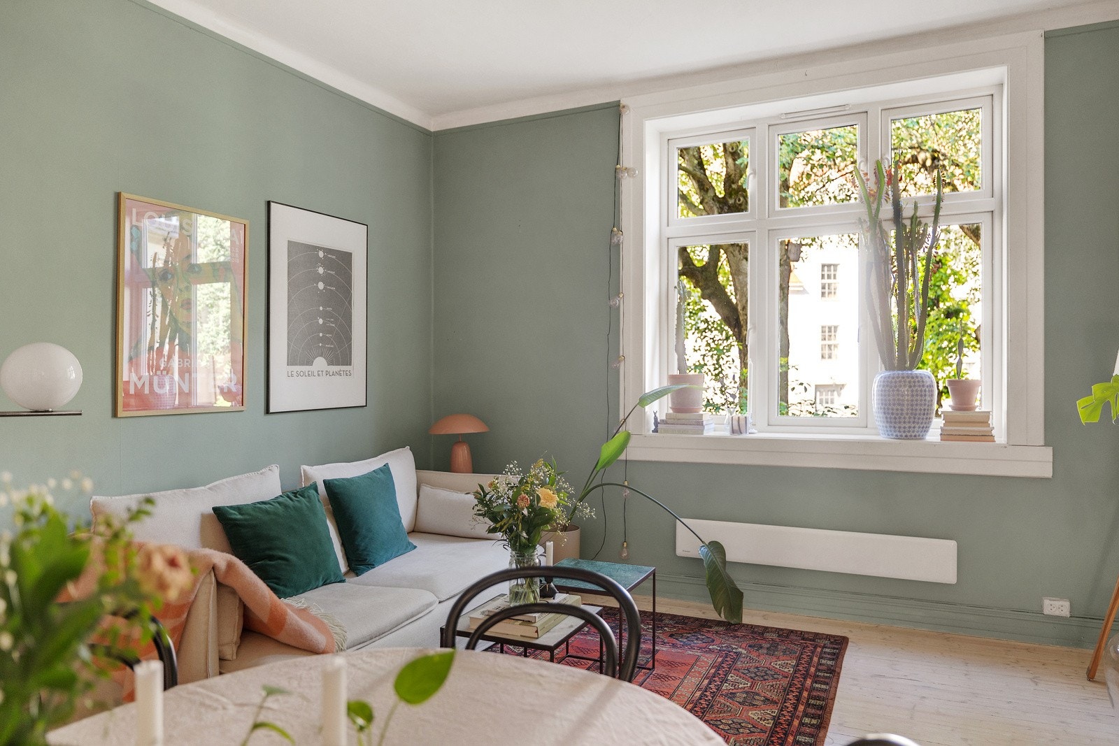 Stuen vender ut mot frodig og vakker forhage med trær og gressplen. Galleribilde