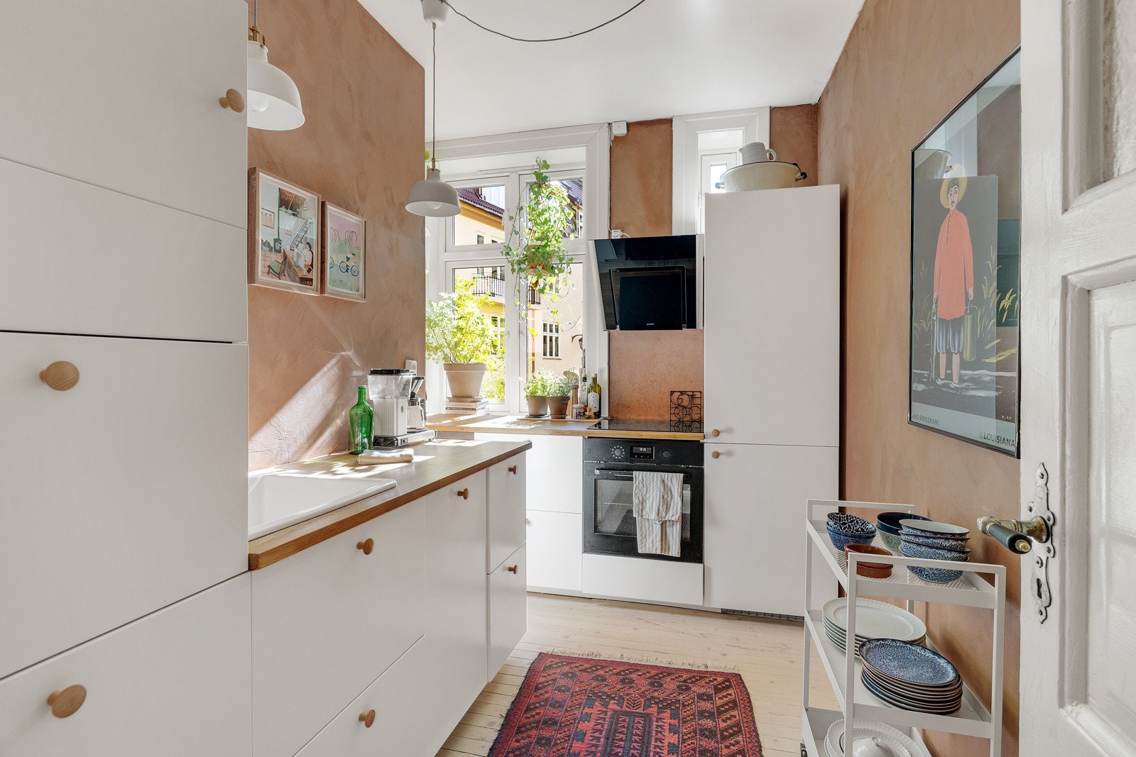 Nydelig, separat kjøkken med mye skap- og benkeplass! Galleribilde