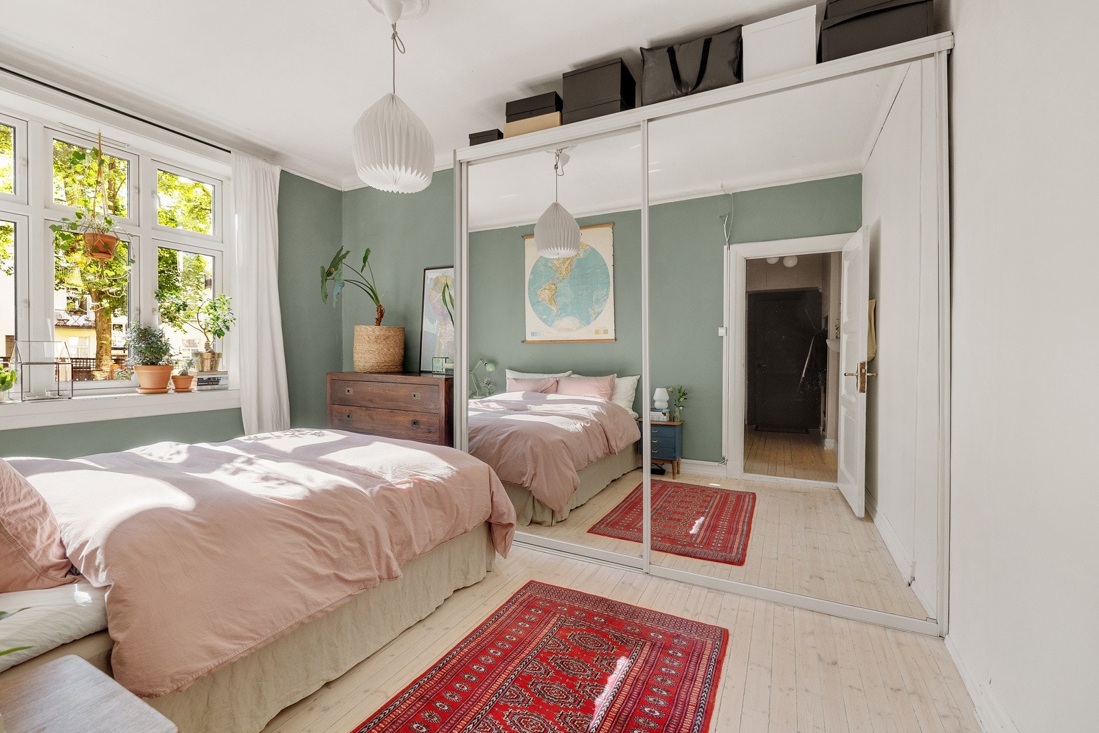 Stort og pent soverom med tilhørende skyvedørsgarderobe. Galleribilde