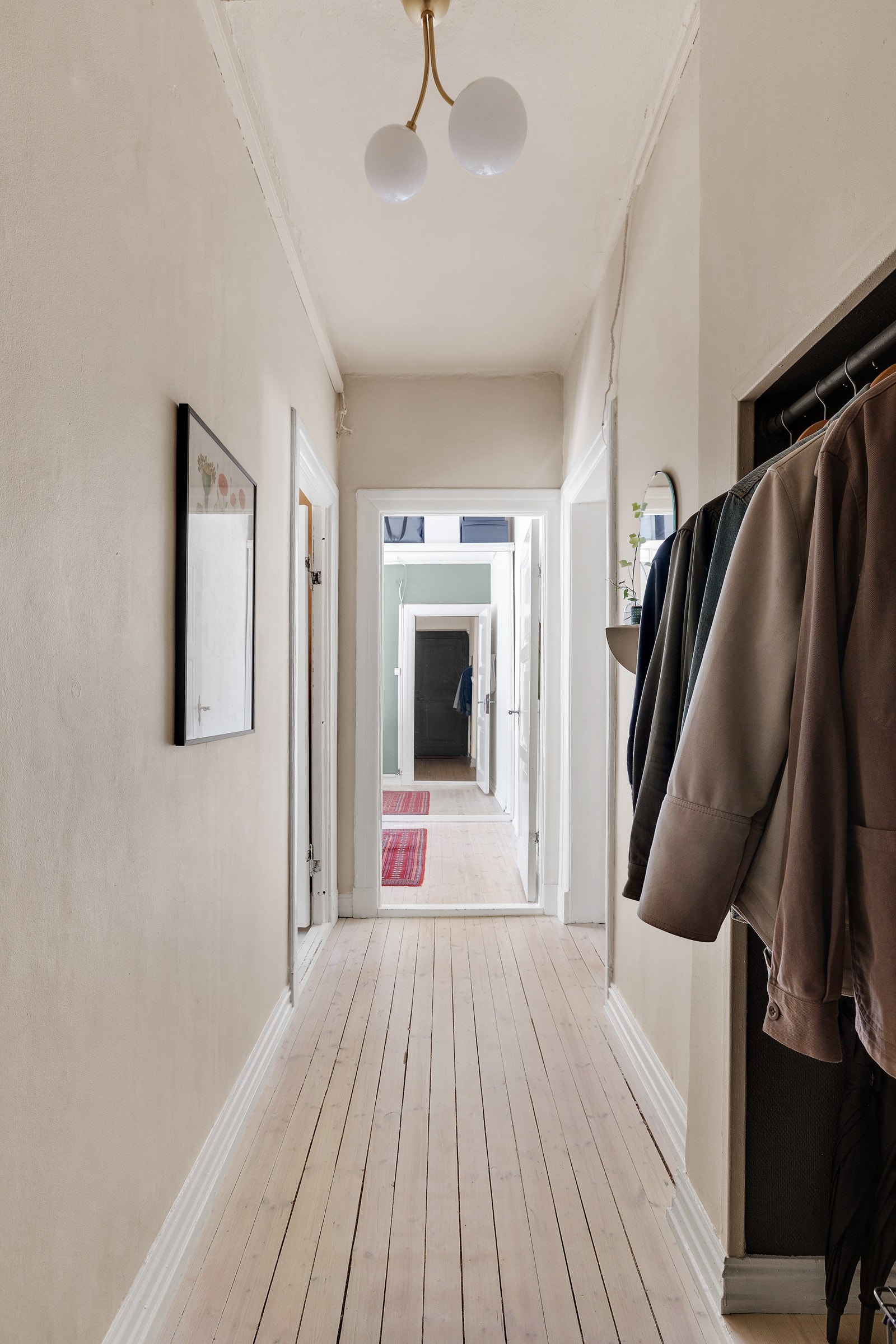 Innbydende inngangsparti som gir et godt førsteinntrykk av boligen. Galleribilde