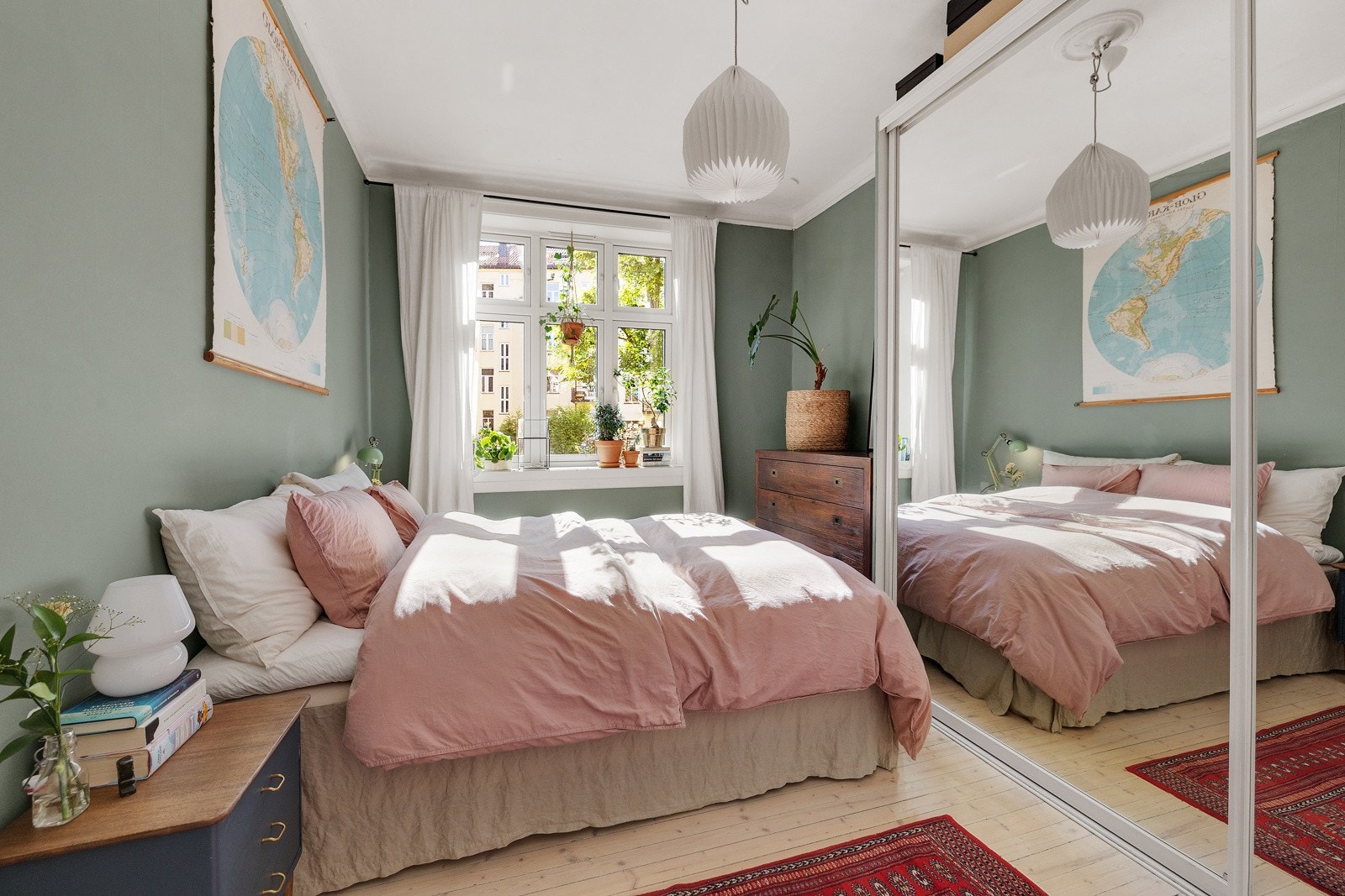 Det er god plass til dobbeltseng, nattbord og annet ønsket møblement. Galleribilde