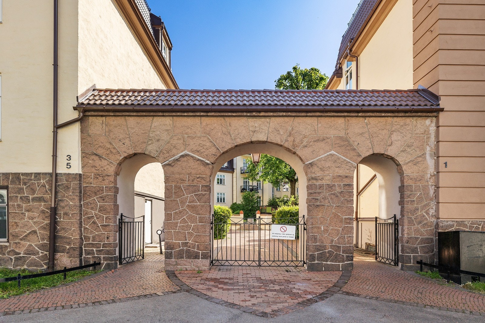 Inngangen til gården har et historisk og unikt særpreg. Galleribilde