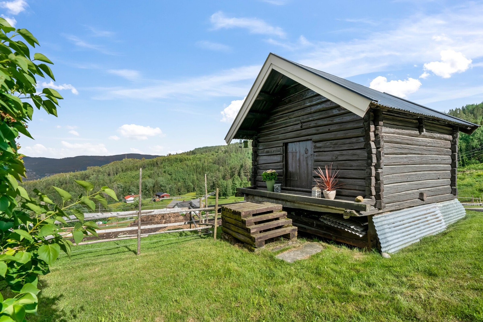 Stabbur med ukjent byggeår. Stabbur med gulvareal på 15 m2. Konstruksjon av tømmer. Oppgradert på 90-tallet. Tak er tekket med blikkplater. Galleribilde