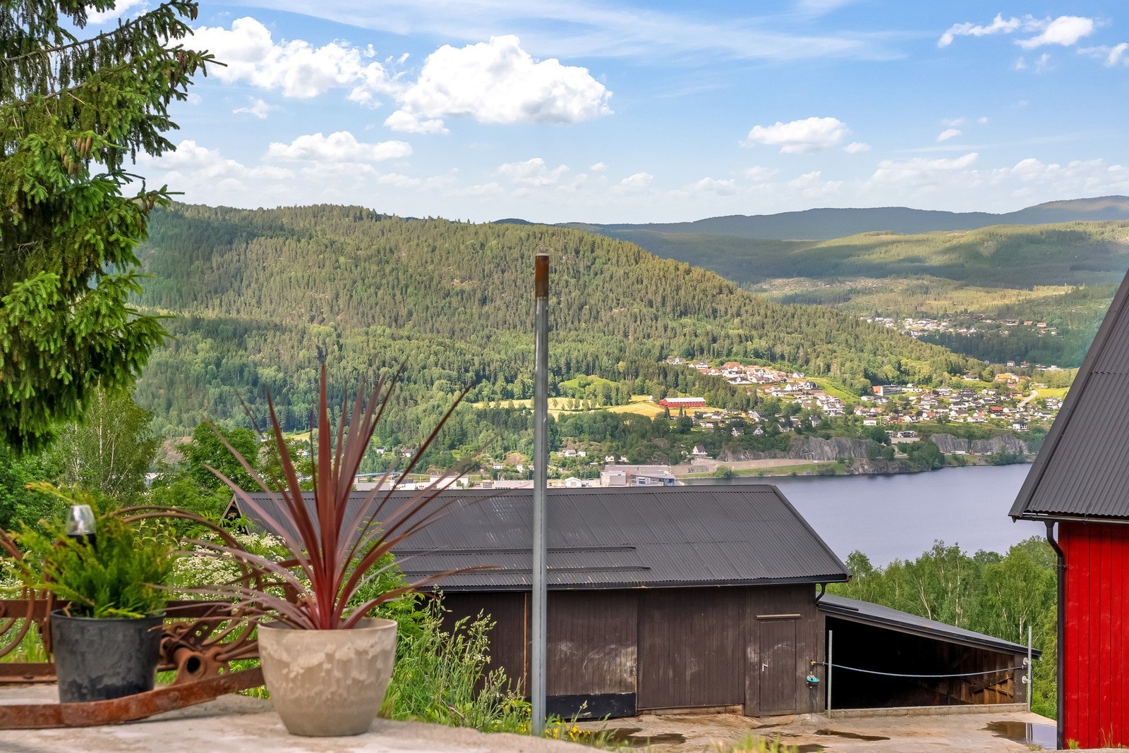 Redskapshus/garasje på nedre nivå oppført ca. 1989, senere påbygd. Redskapshus/garasje med hovedel på 68 m2, i tillegg er det tilbygg på 35 m2 og 43 m2. Pluss et overbygg på bakside, dette er ikke tatt med i arealberegningene. Grunnmur består av betongkon Galleribilde