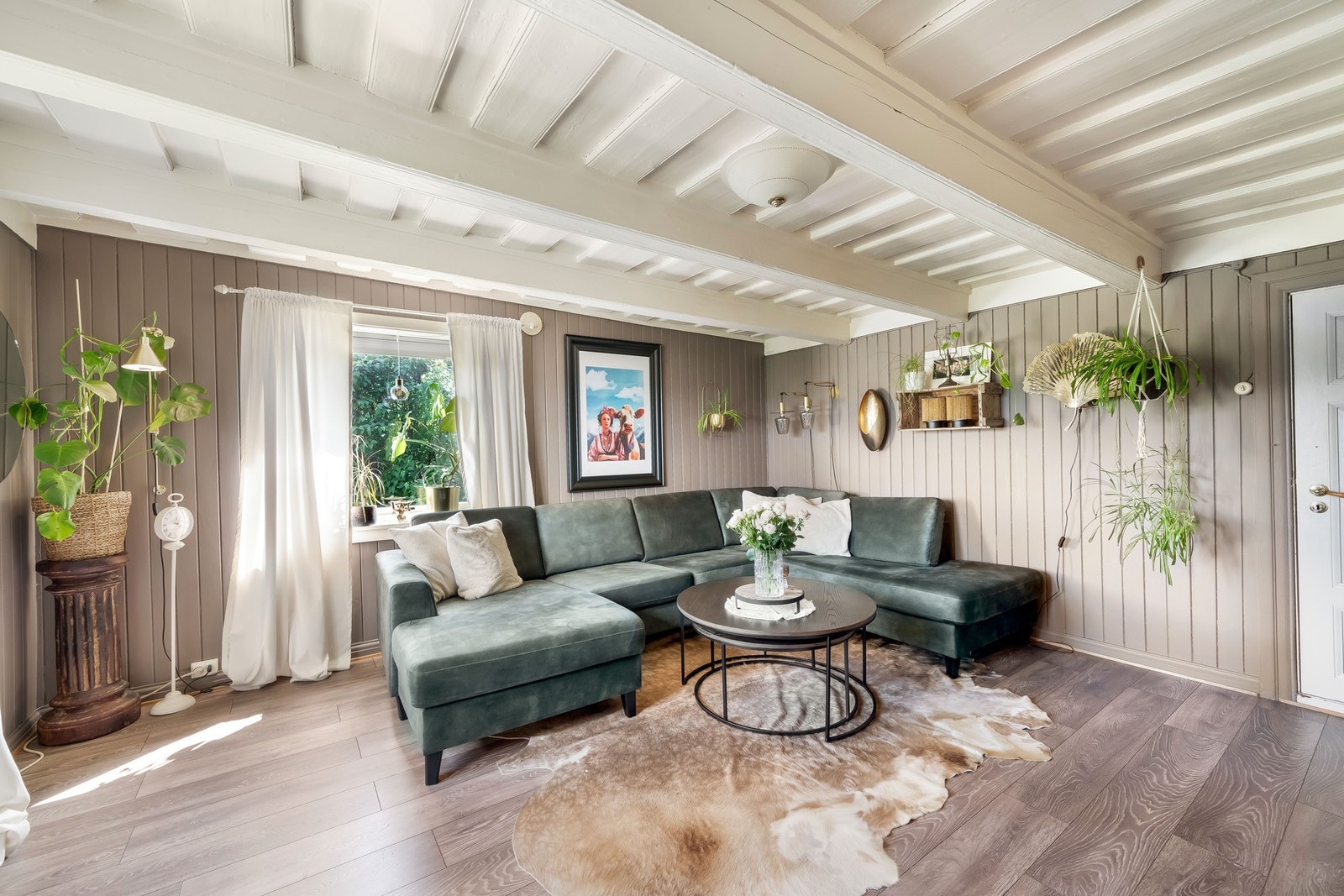 Koselig stue med synlige gamle bjelker i himling med masse sjarm. Ellers malt trepanel i himlingen. Malt trepanel på veggene. Nytt gulv i laminat. Stue har en takhøyde lavere enn 2,2 meter. Vedovn i stue. Galleribilde