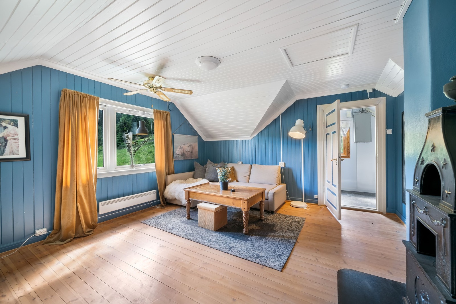 Opp trappeoppgangen finner en denne knæsje stuen som også kan brukes som soverom 2. Uvurderlig for barnefamilier. Inn til høyre finner vi en gang som i dag blir brukt som et soverom. Galleribilde