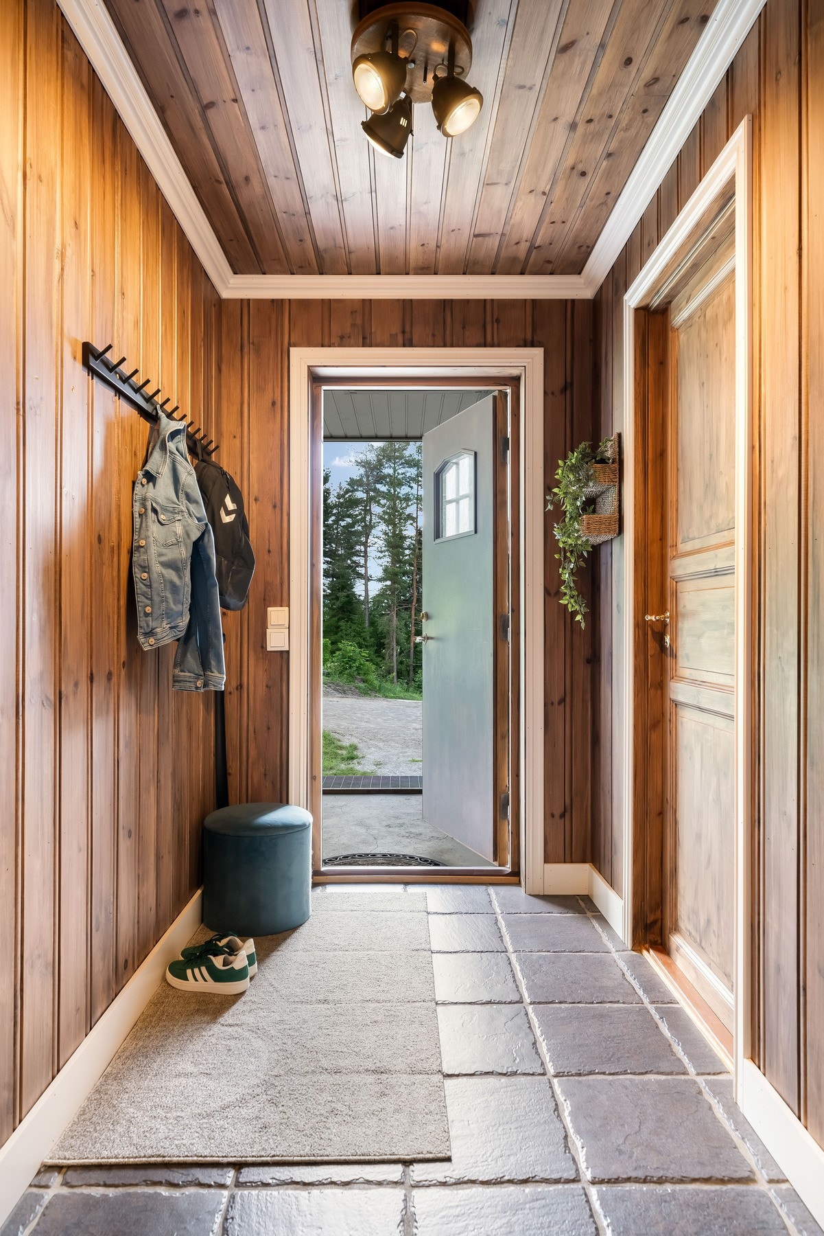 Hyggelig entrè med plass til å henge fra seg yttertøyet. Galleribilde